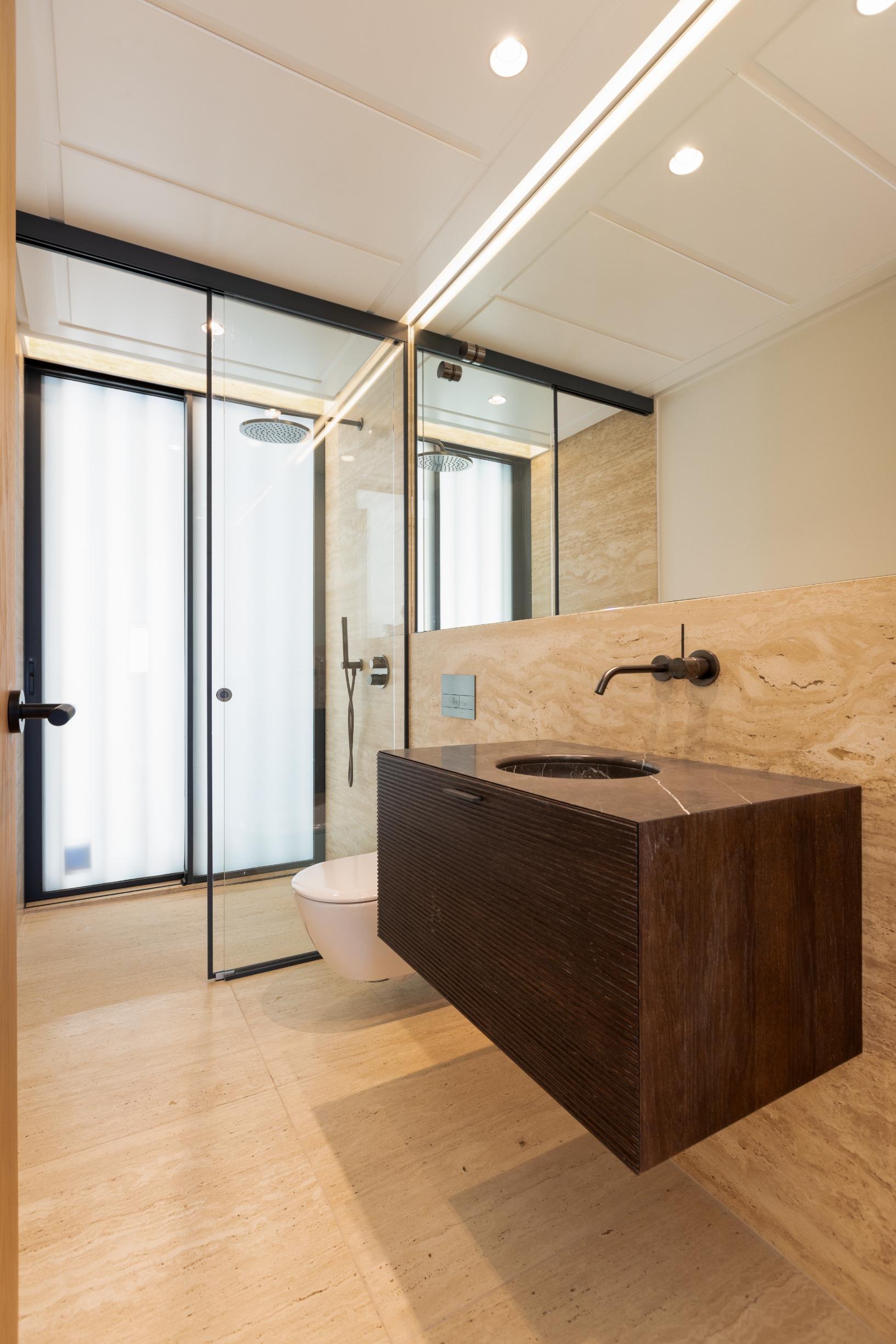 Apartamento de estilo villa, con 4 dormitorios, en primera línea de mar, Estepona