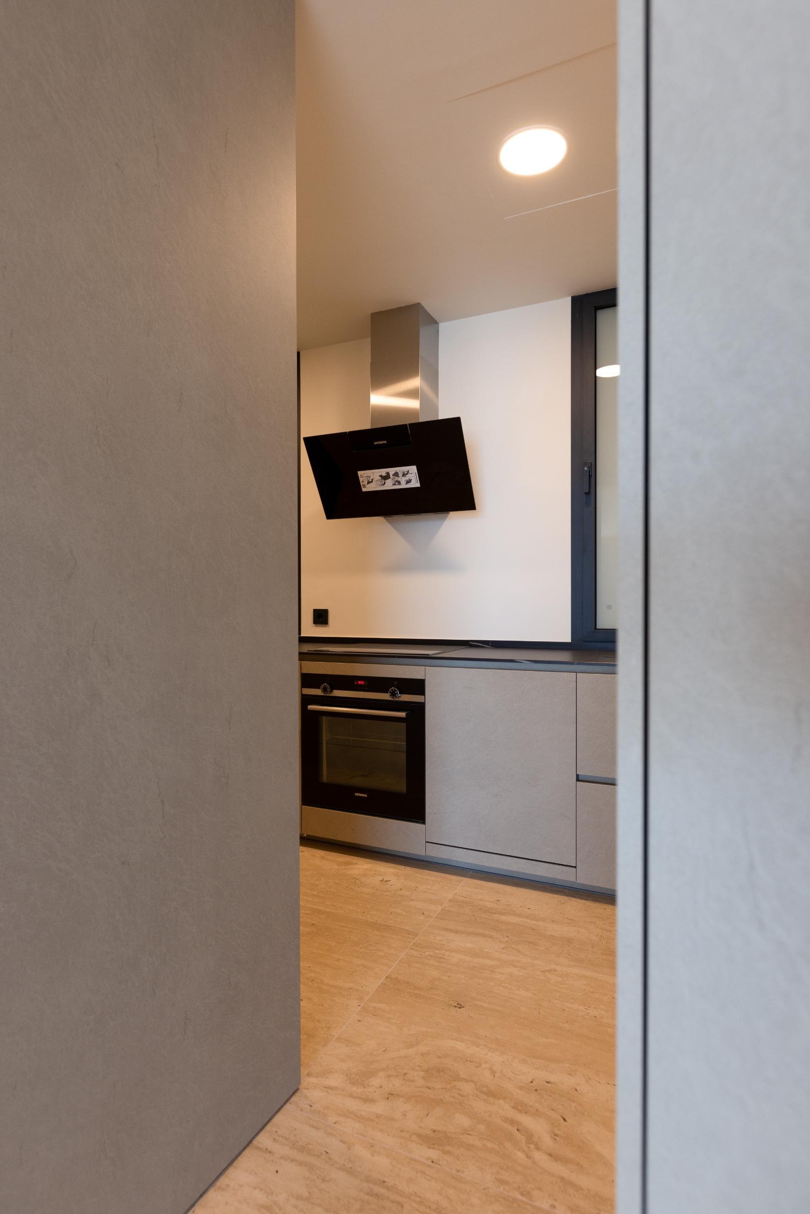 Apartamento de estilo villa, con 4 dormitorios, en primera línea de mar, Estepona