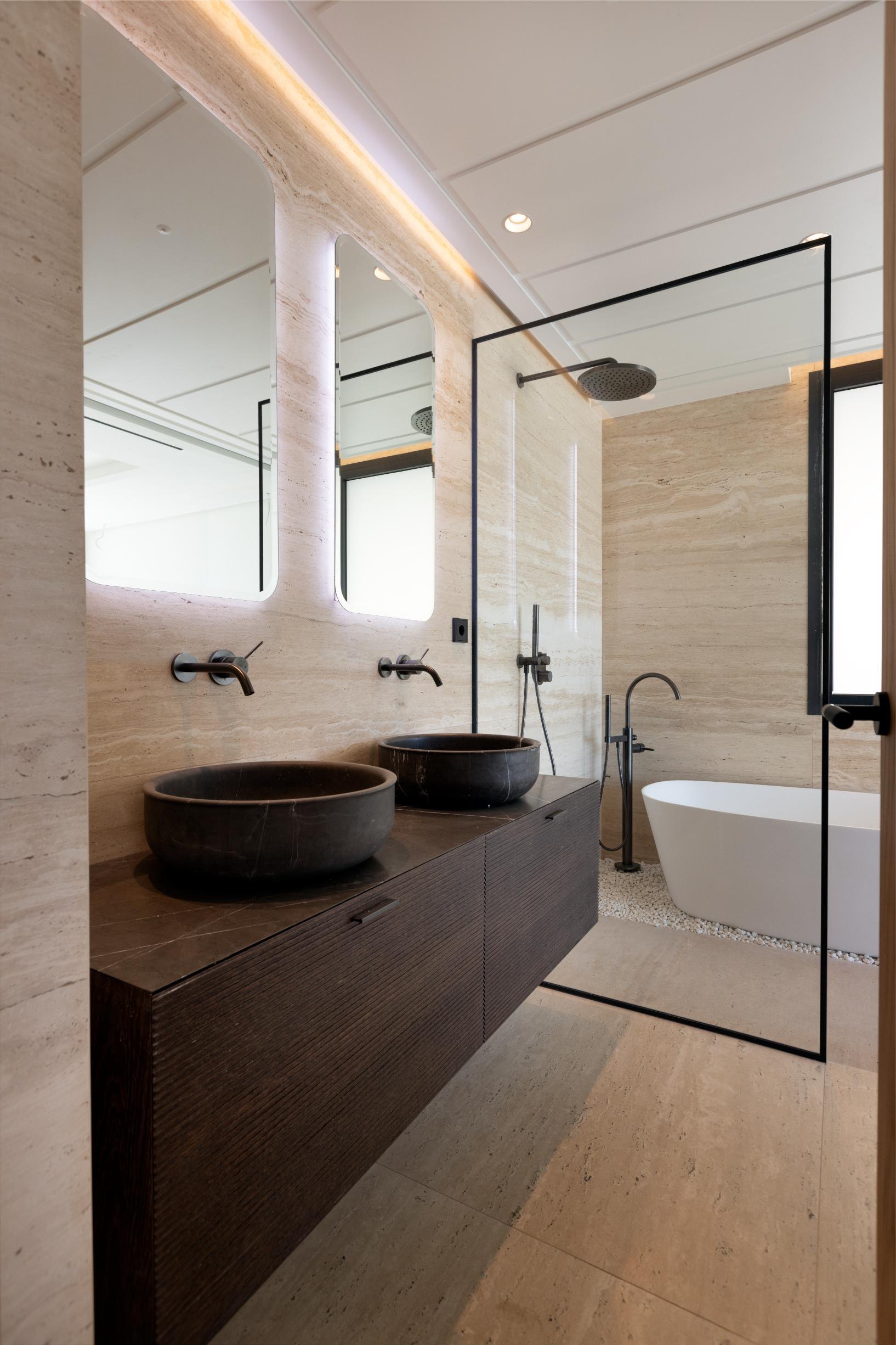 Apartamento de estilo villa, con 4 dormitorios, en primera línea de mar, Estepona