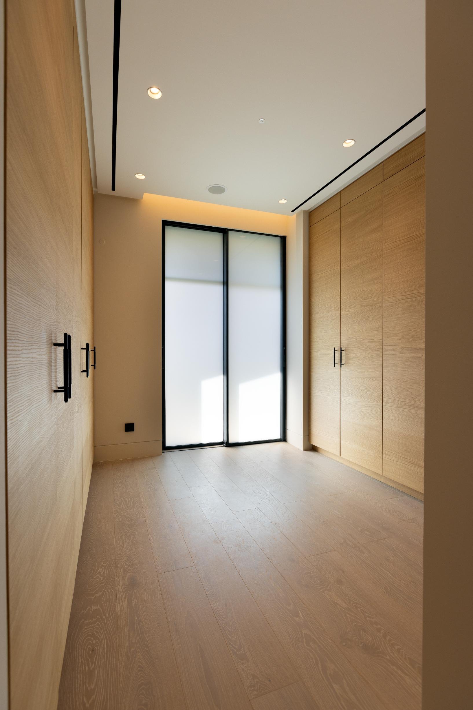 Apartamento de estilo villa, con 4 dormitorios, en primera línea de mar, Estepona