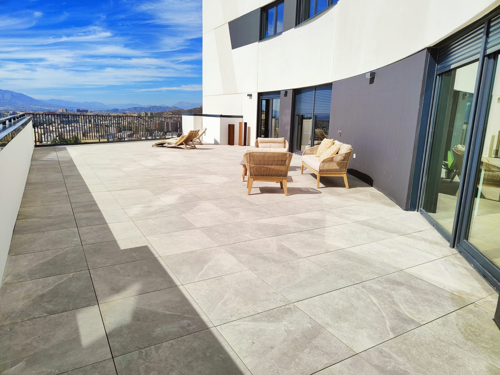 Penthouse in a central tower with impressive urban views, close to Málaga city centre