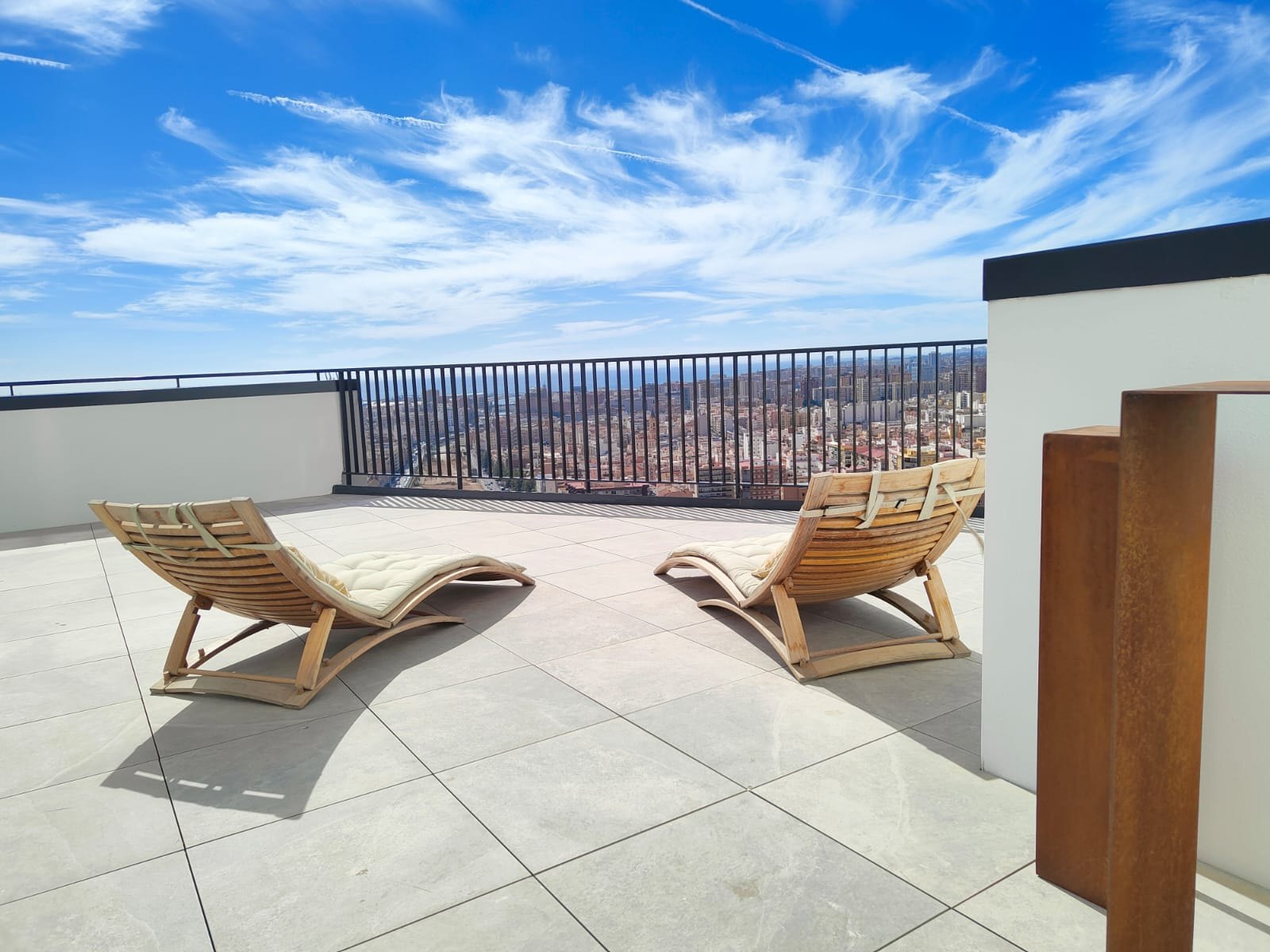 Penthouse in a central tower with impressive urban views, close to Málaga city centre