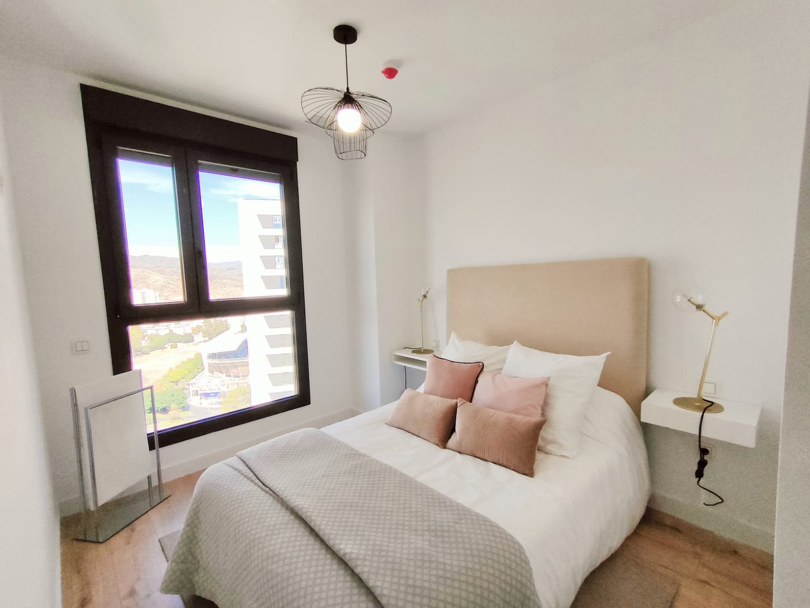 Penthouse in a central tower with impressive urban views, close to Málaga city centre