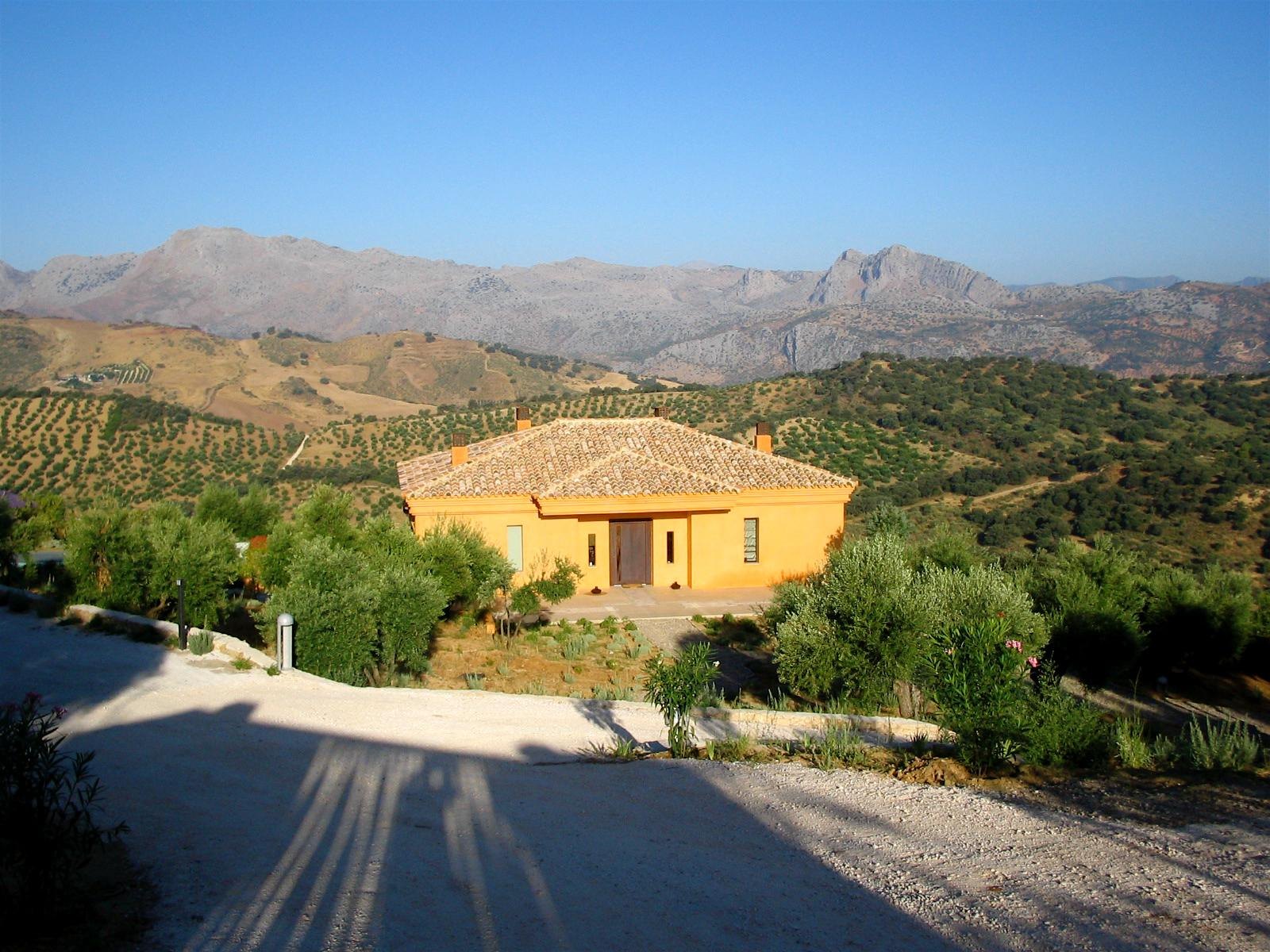 Villa La Mandaluz, un hogar único e inspirador, donde el arte y la arquitectura dialogan, rodeada de un paisaje protegido en Ronda, Málaga
