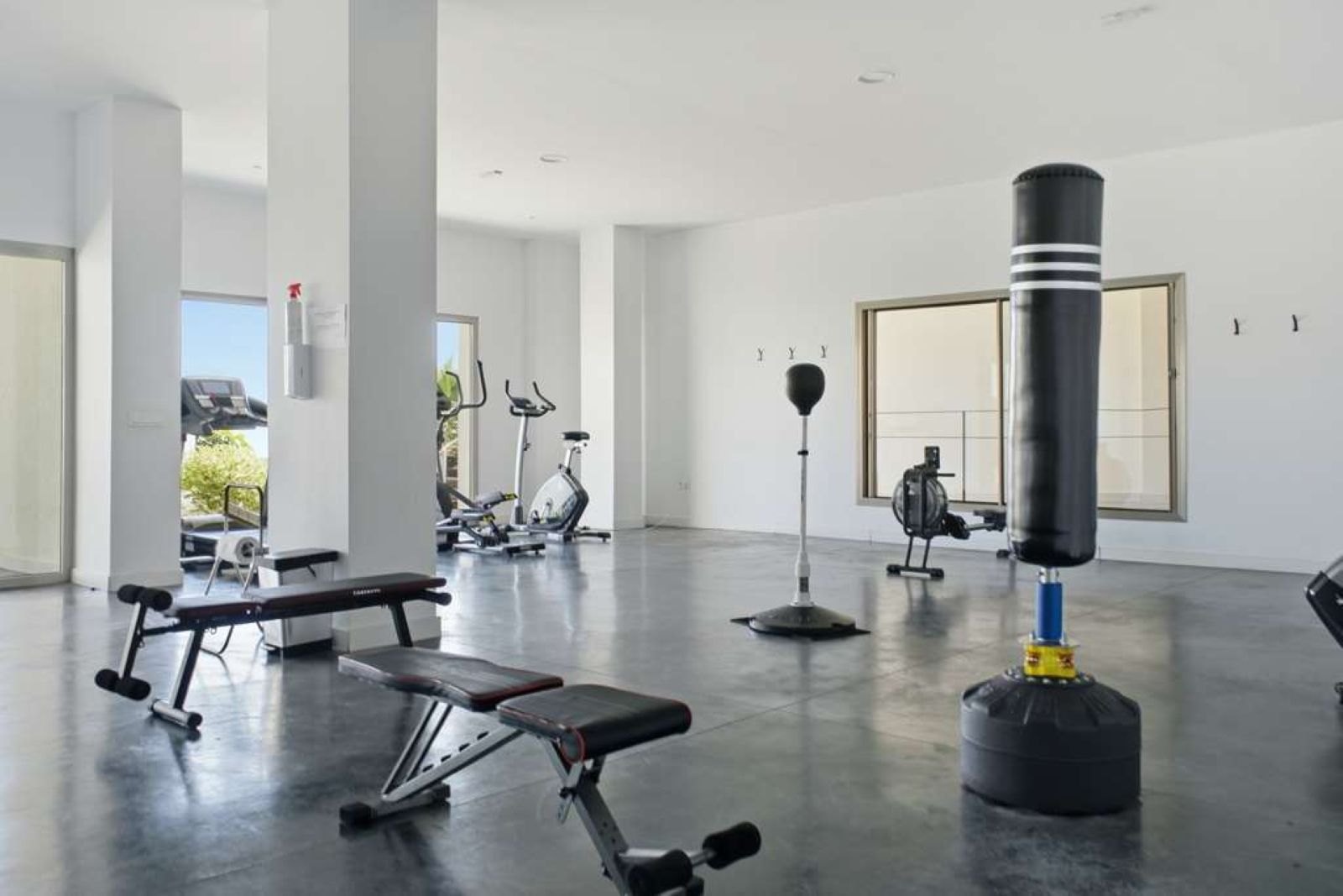 Elegante planta baja elevada con gran terraza, 2 garajes y 2 trasteros en Las Mesas, Estepona