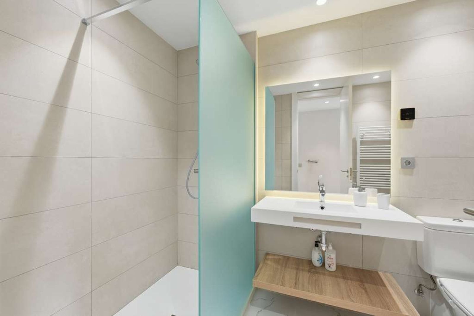 Elegante planta baja elevada con gran terraza, 2 garajes y 2 trasteros en Las Mesas, Estepona