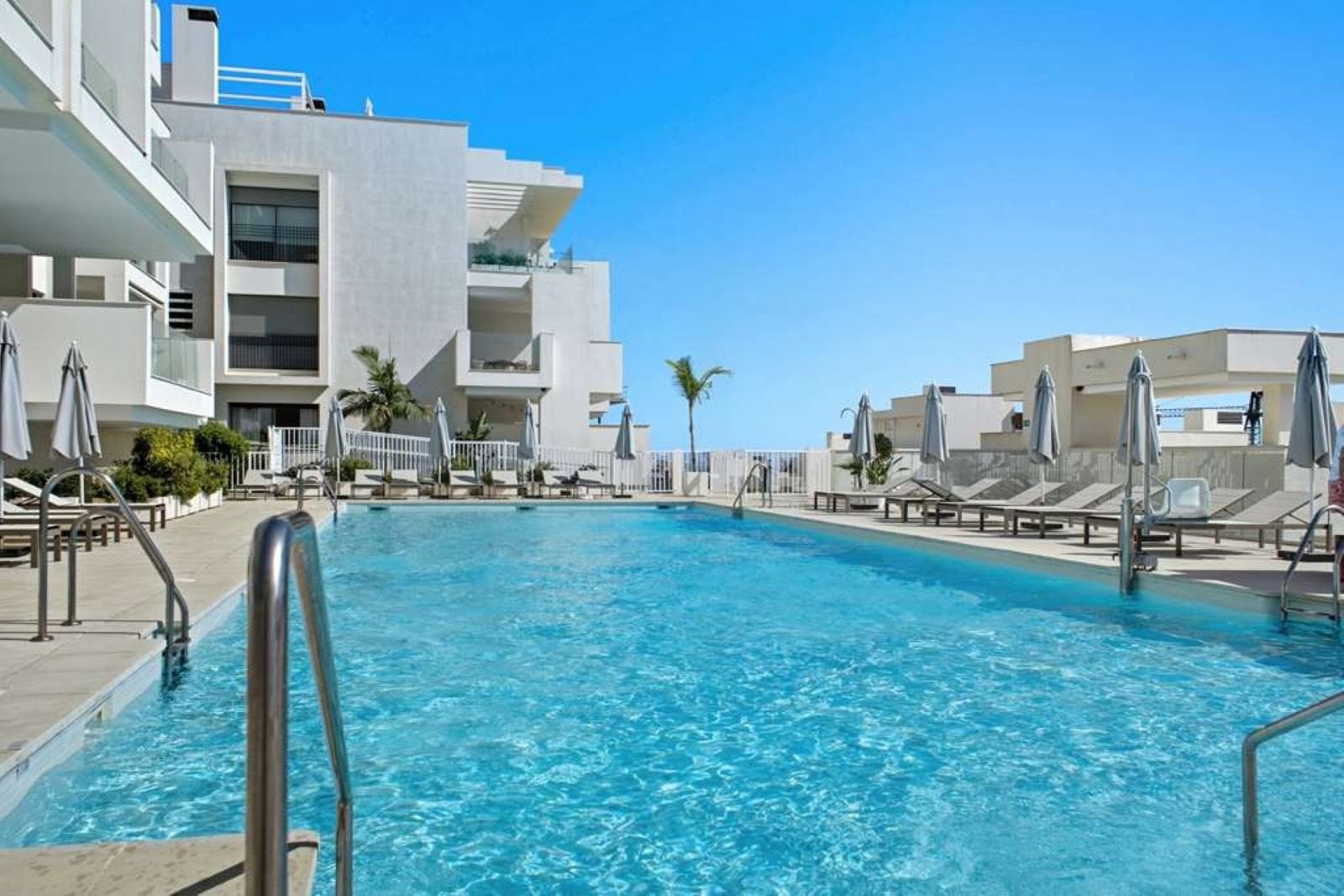 Elegante planta baja elevada con gran terraza, 2 garajes y 2 trasteros en Las Mesas, Estepona