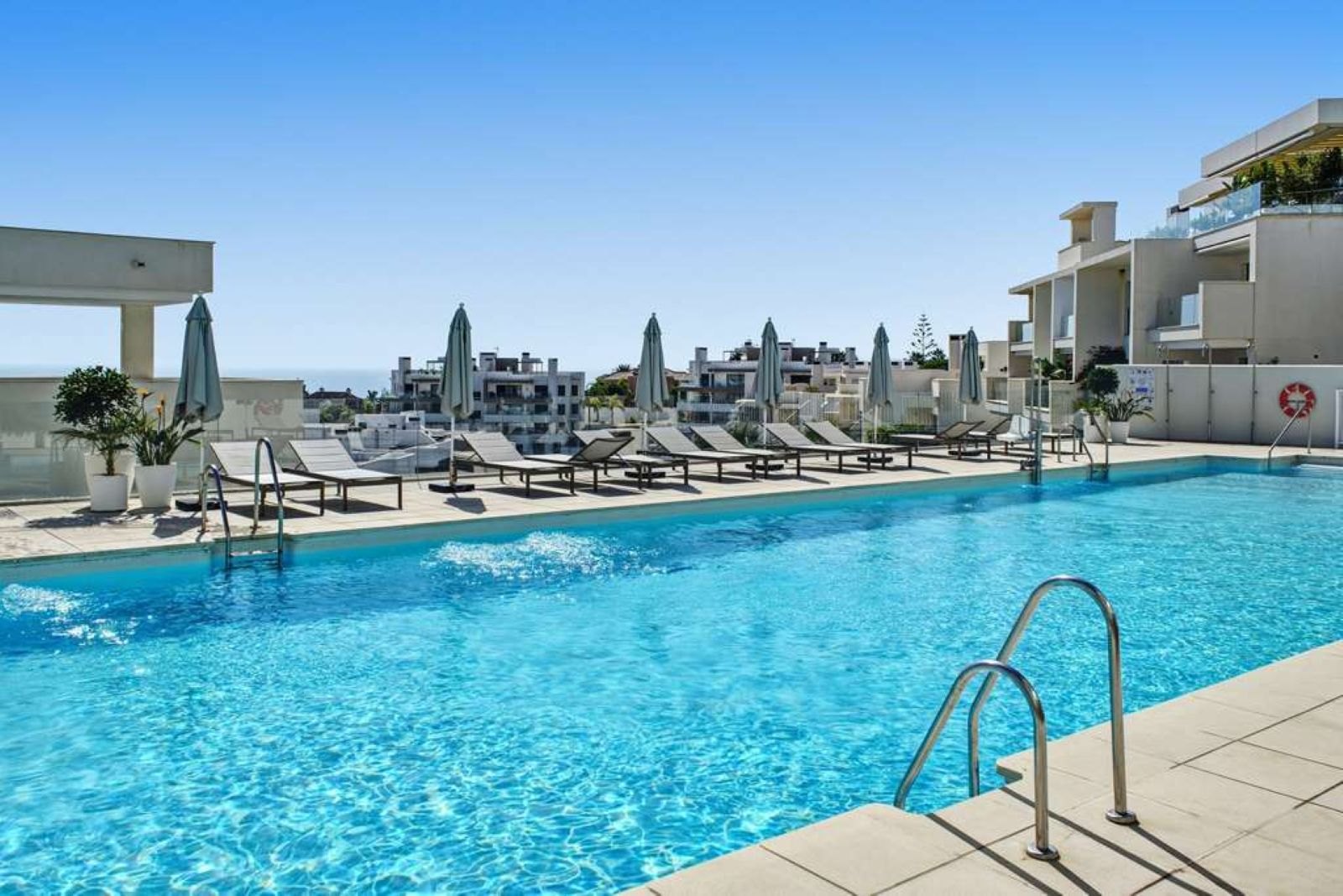 Elegante planta baja elevada con gran terraza, 2 garajes y 2 trasteros en Las Mesas, Estepona