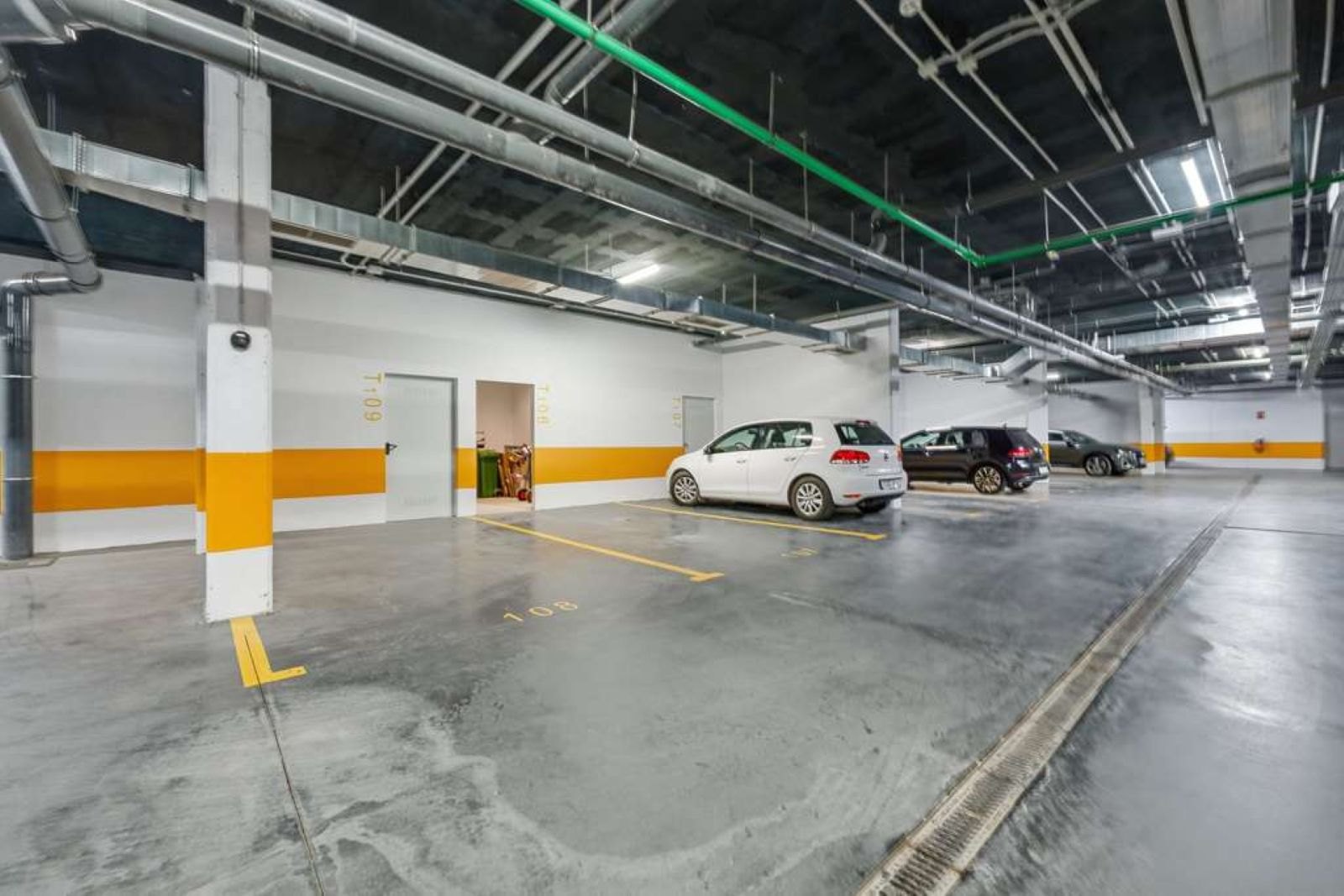 Elegante planta baja elevada con gran terraza, 2 garajes y 2 trasteros en Las Mesas, Estepona