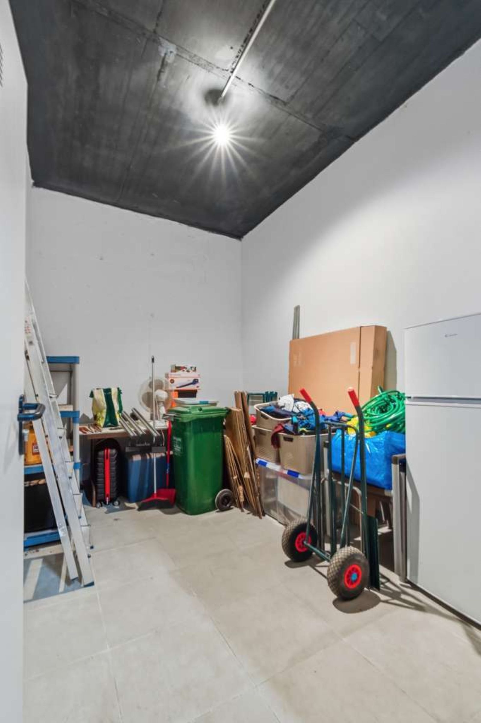 Elegante planta baja elevada con gran terraza, 2 garajes y 2 trasteros en Las Mesas, Estepona