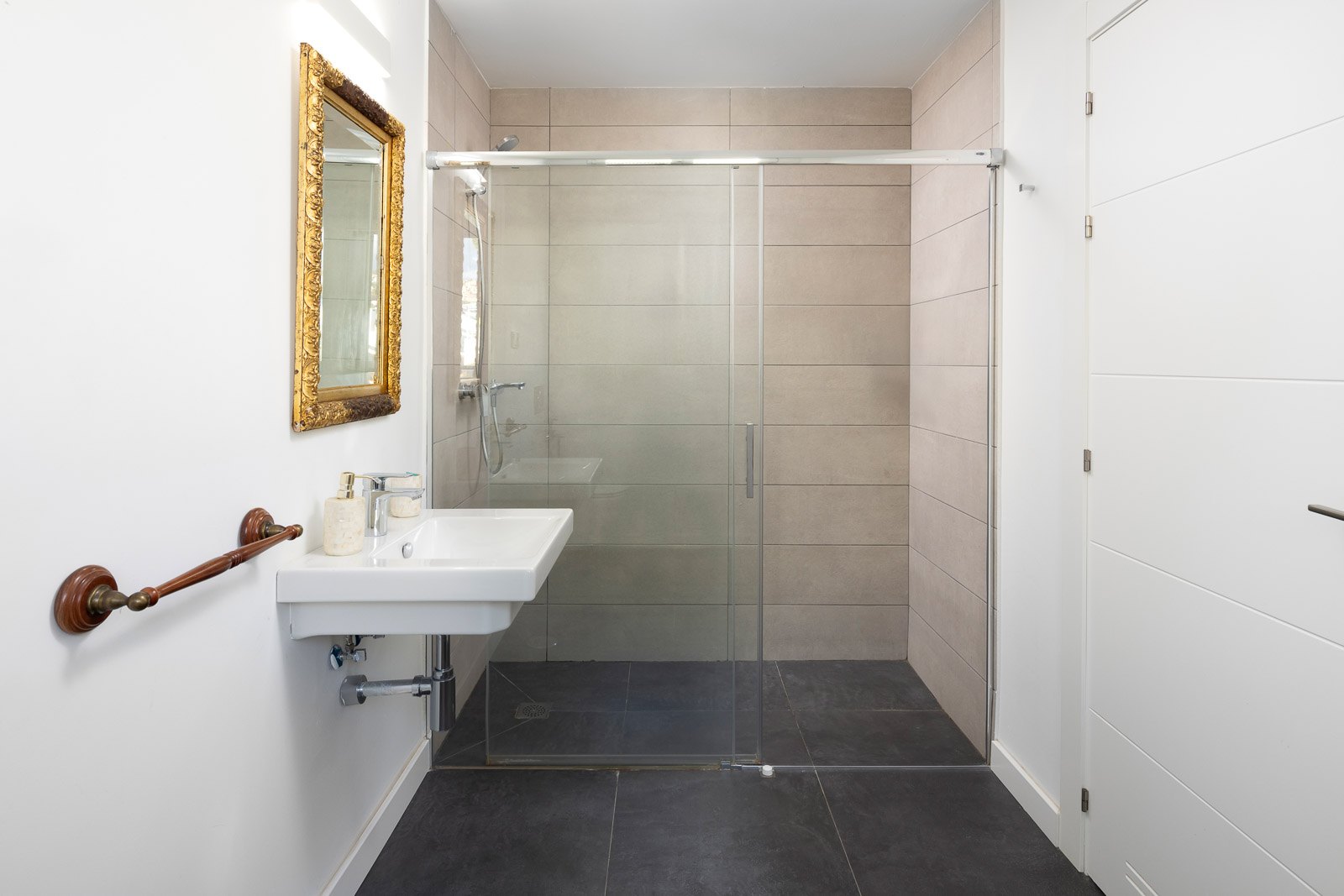 Modern semi-detached house with splendid views and an excellent location