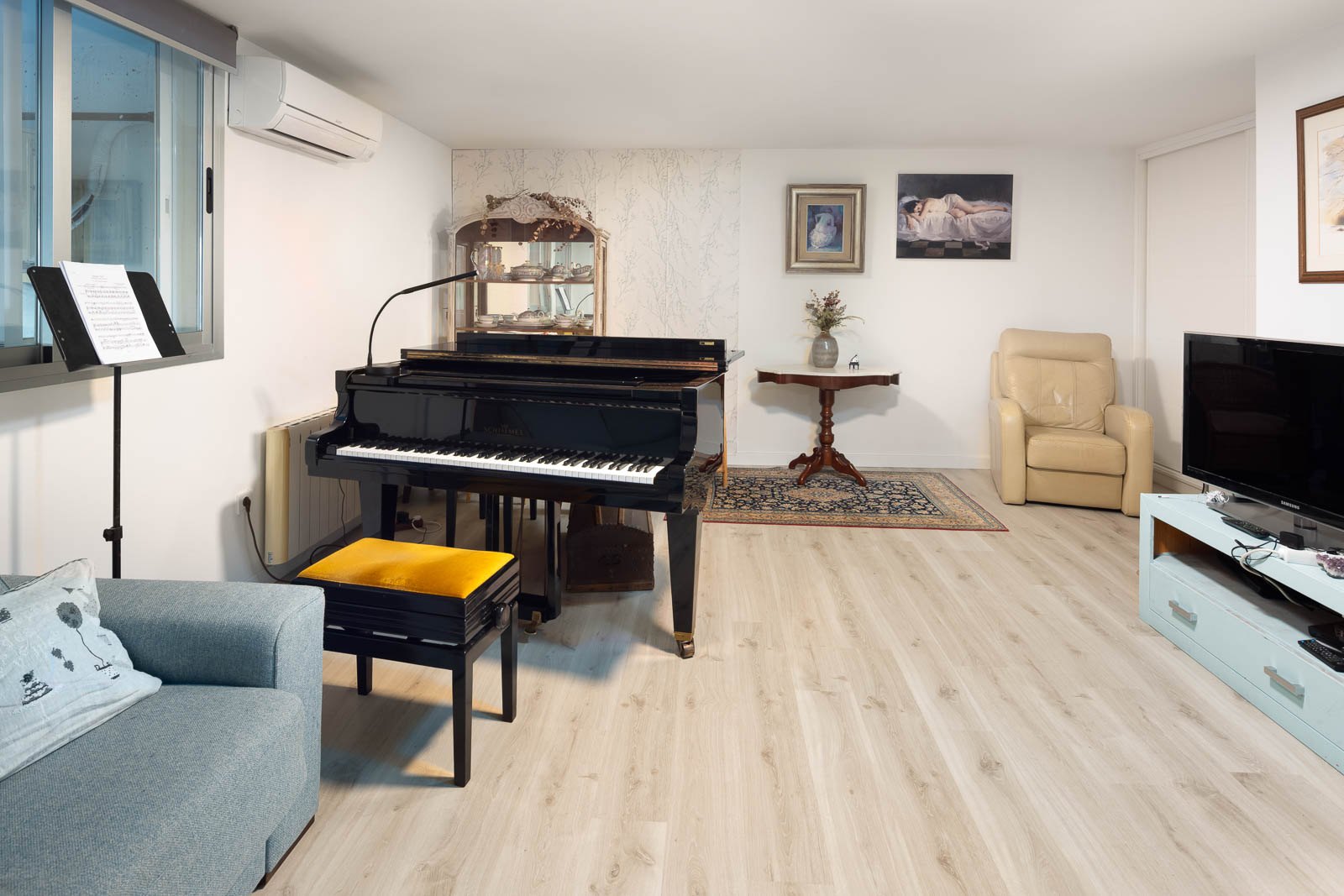 Modern semi-detached house with splendid views and an excellent location