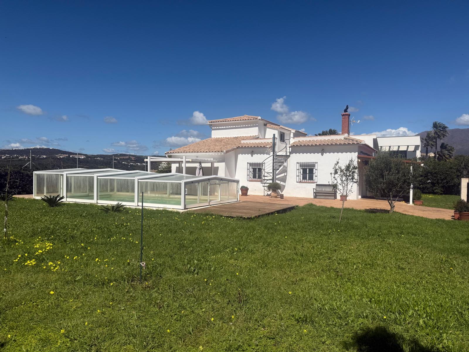 AMPLE 4 BEDROOMS VILLA WITH SOLARIUM IN BUENAS NOCHES - ESTEPONA