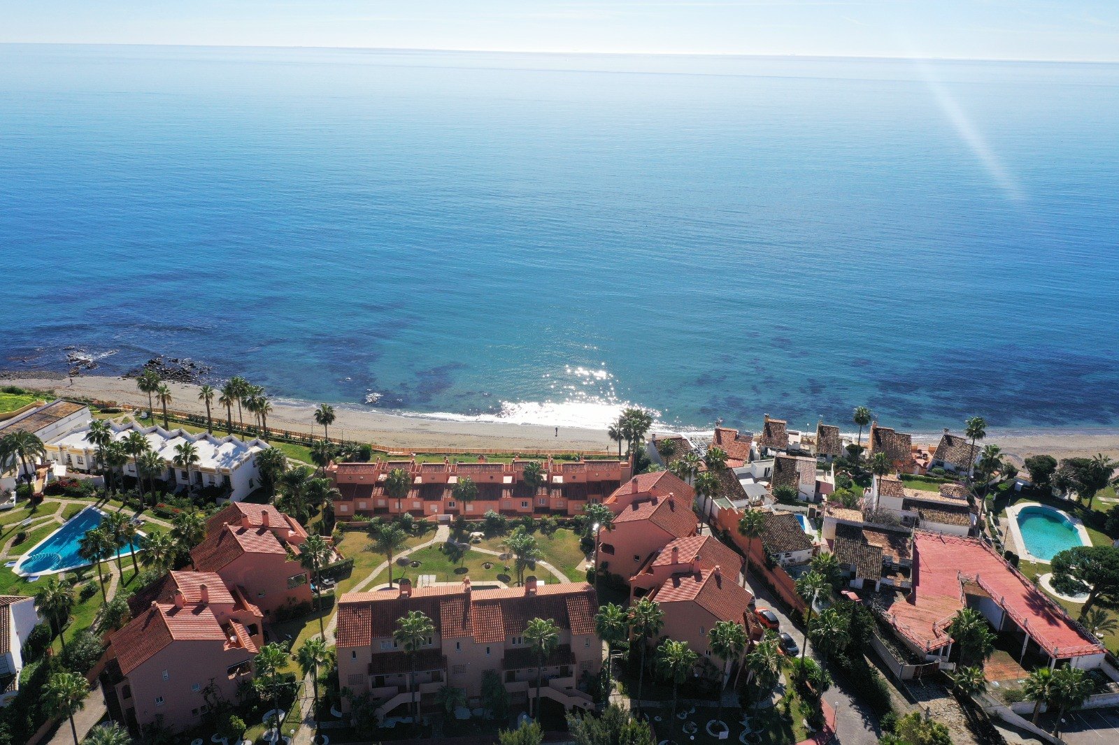 Apartamento de ensueño con vistas al mar en Playa Azul, completamente renovado y amueblado!