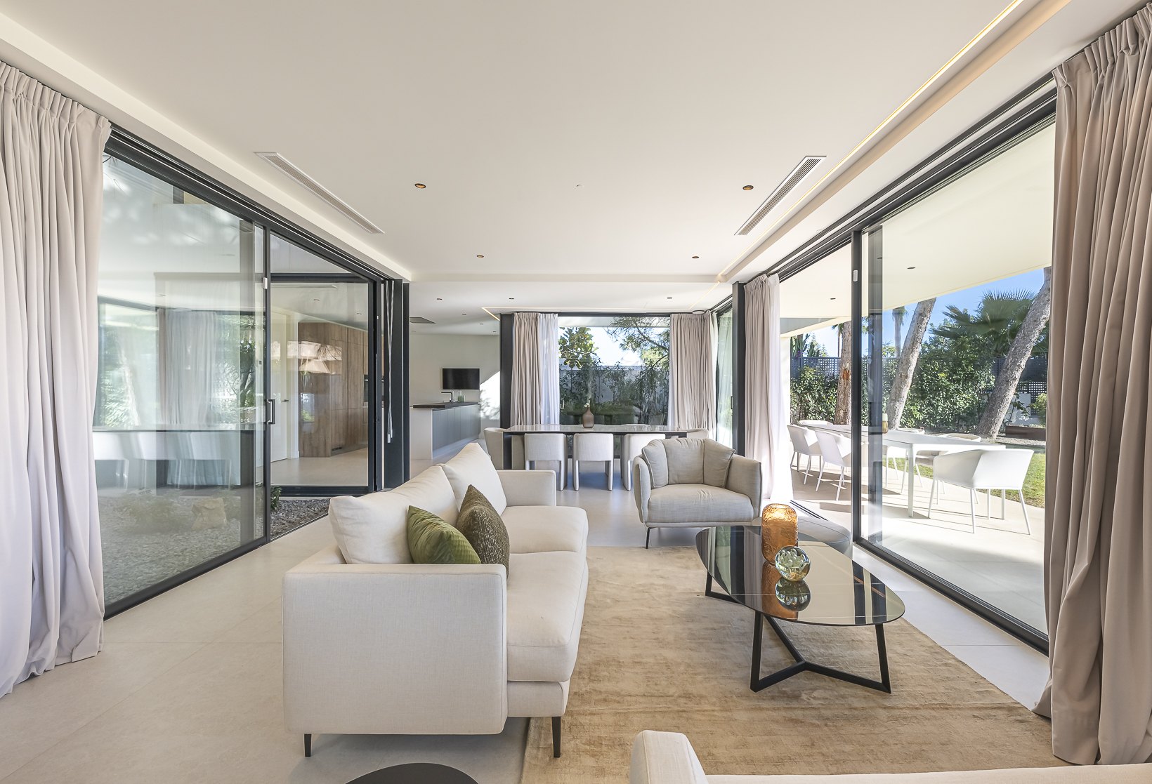 Encantadora villa de diseño contemporáneo en la Milla de Oro de Marbella