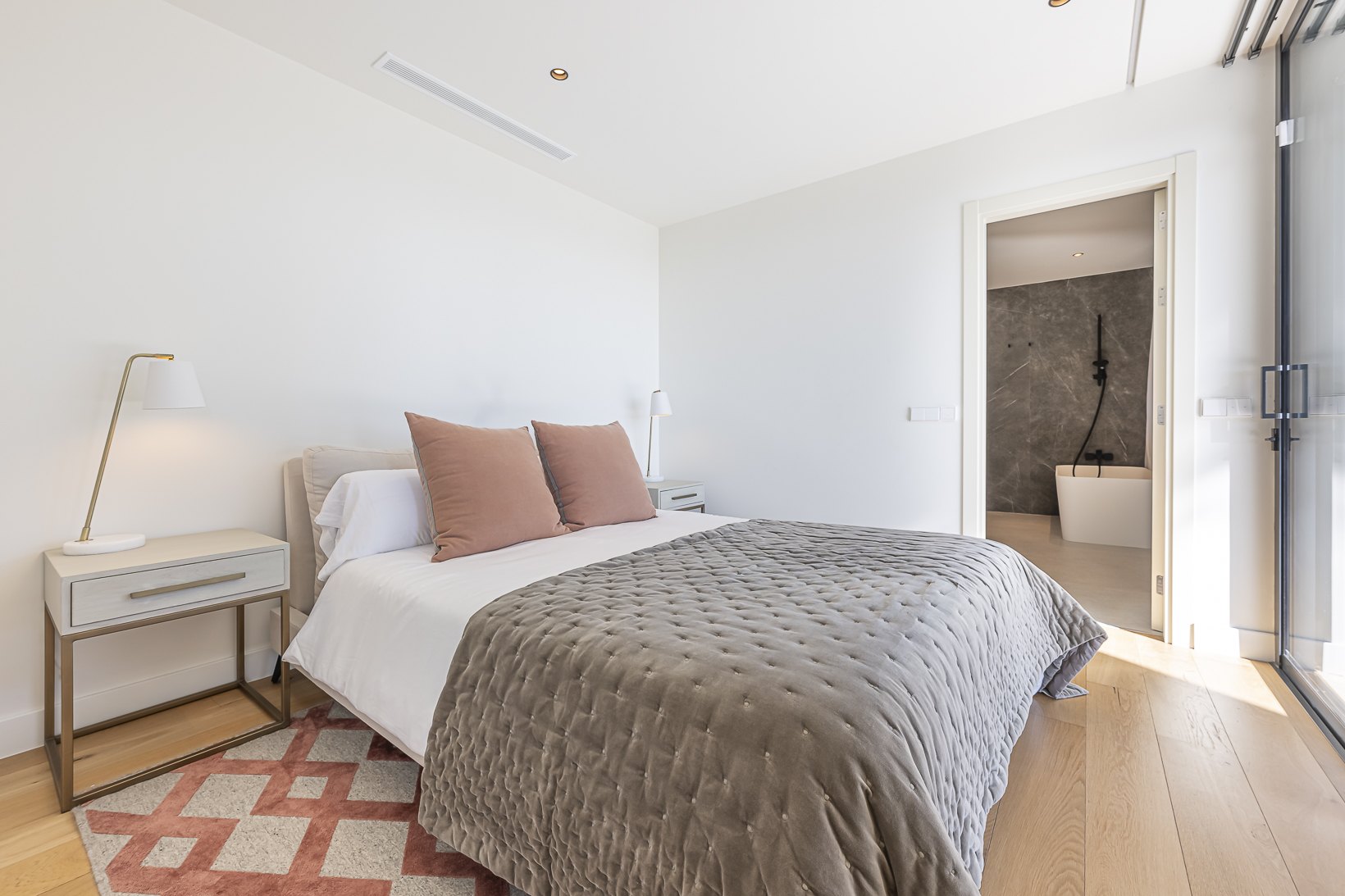 Encantadora villa de diseño contemporáneo en la Milla de Oro de Marbella