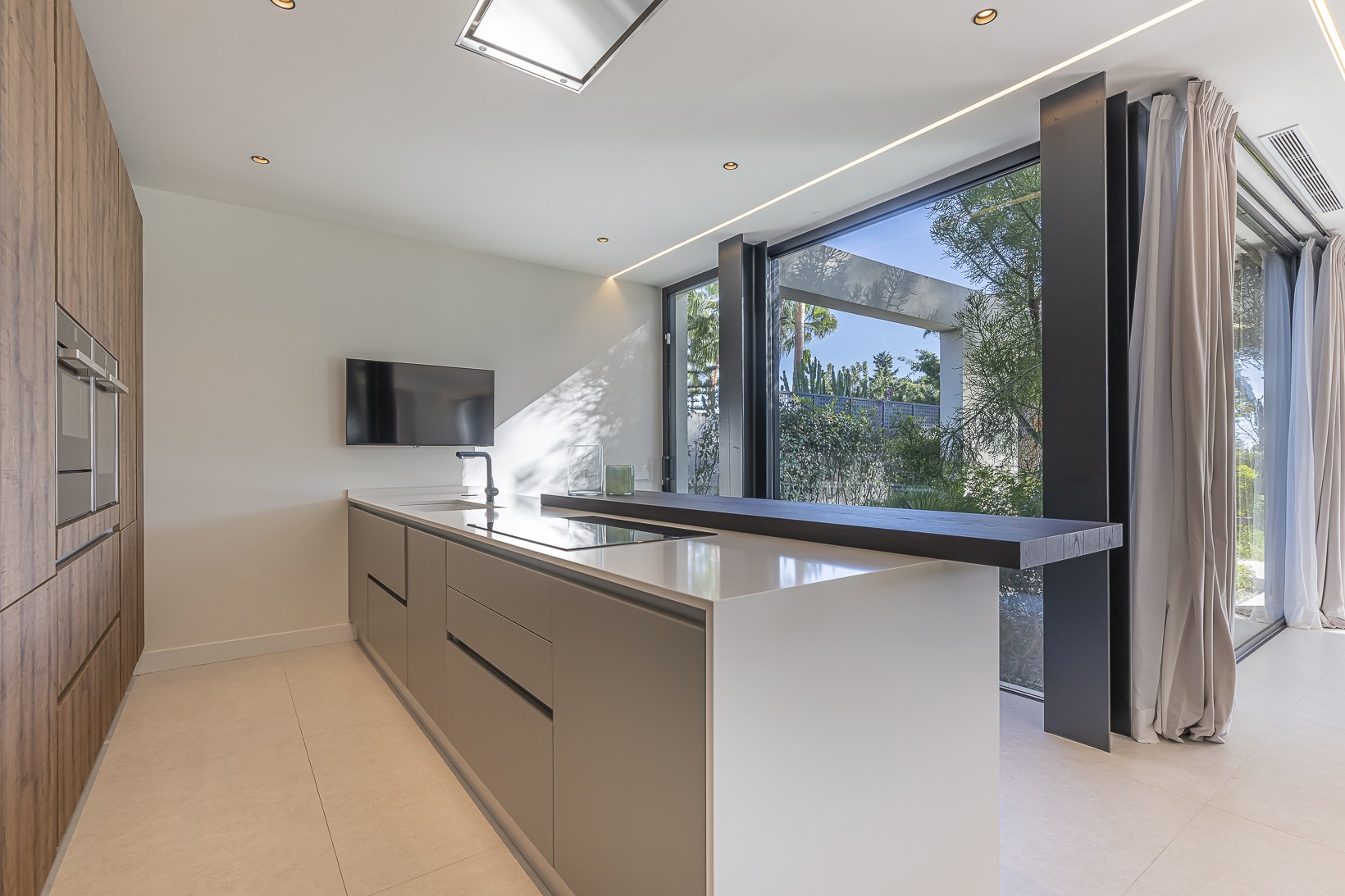 Encantadora villa de diseño contemporáneo en la Milla de Oro de Marbella