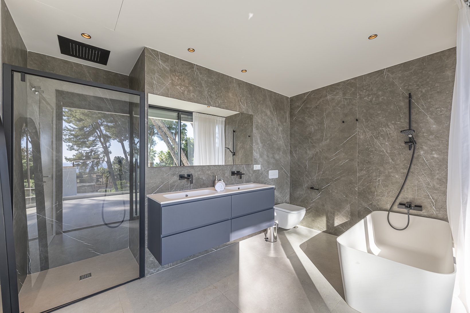 Encantadora villa de diseño contemporáneo en la Milla de Oro de Marbella