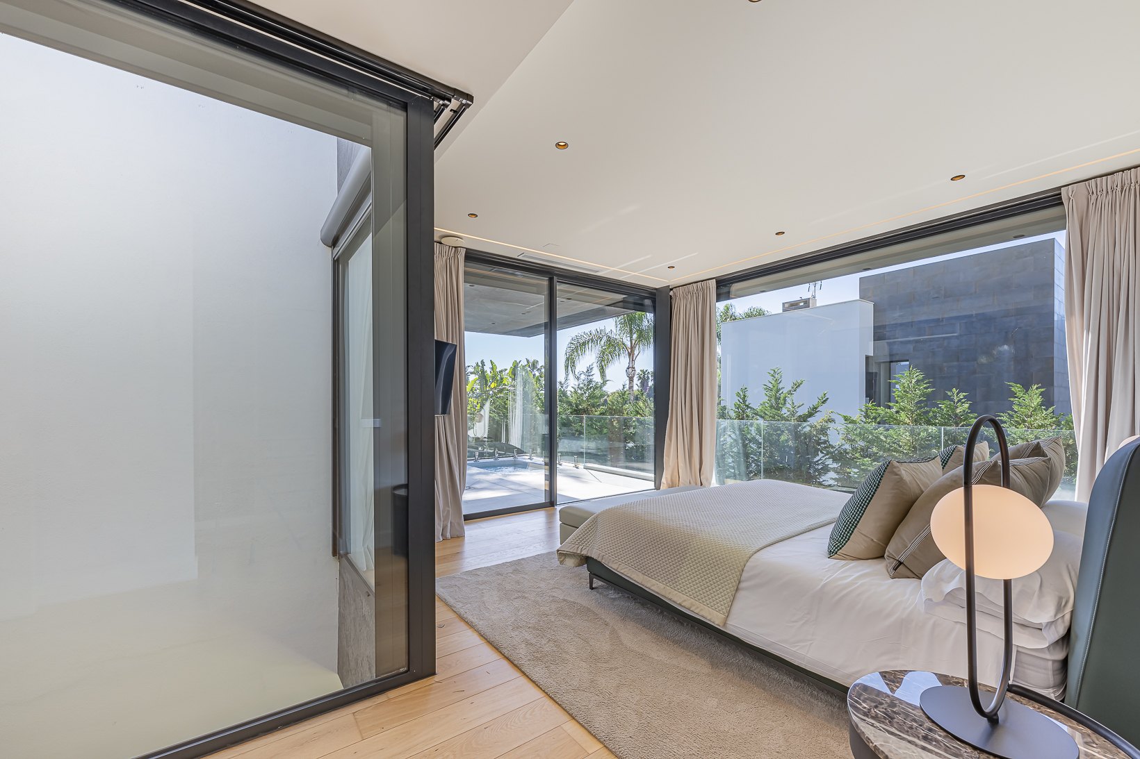 Encantadora villa de diseño contemporáneo en la Milla de Oro de Marbella