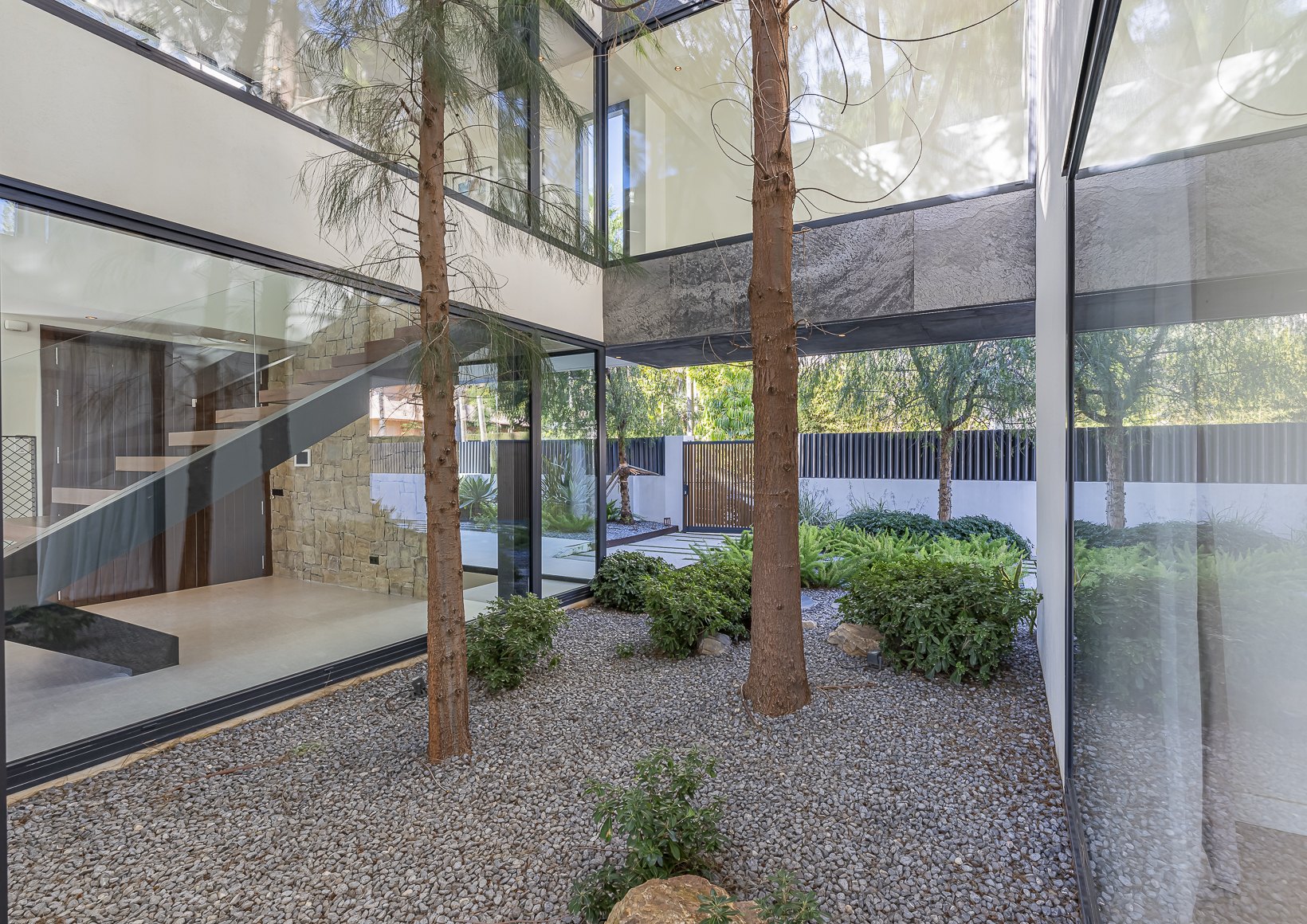 Encantadora villa de diseño contemporáneo en la Milla de Oro de Marbella