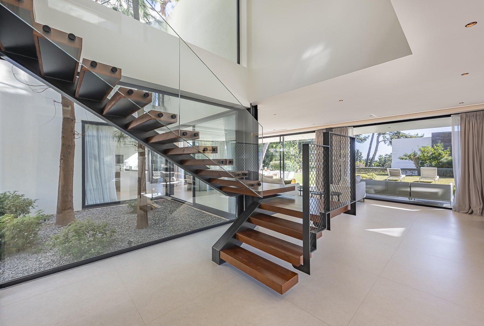 Encantadora villa de diseño contemporáneo en la Milla de Oro de Marbella