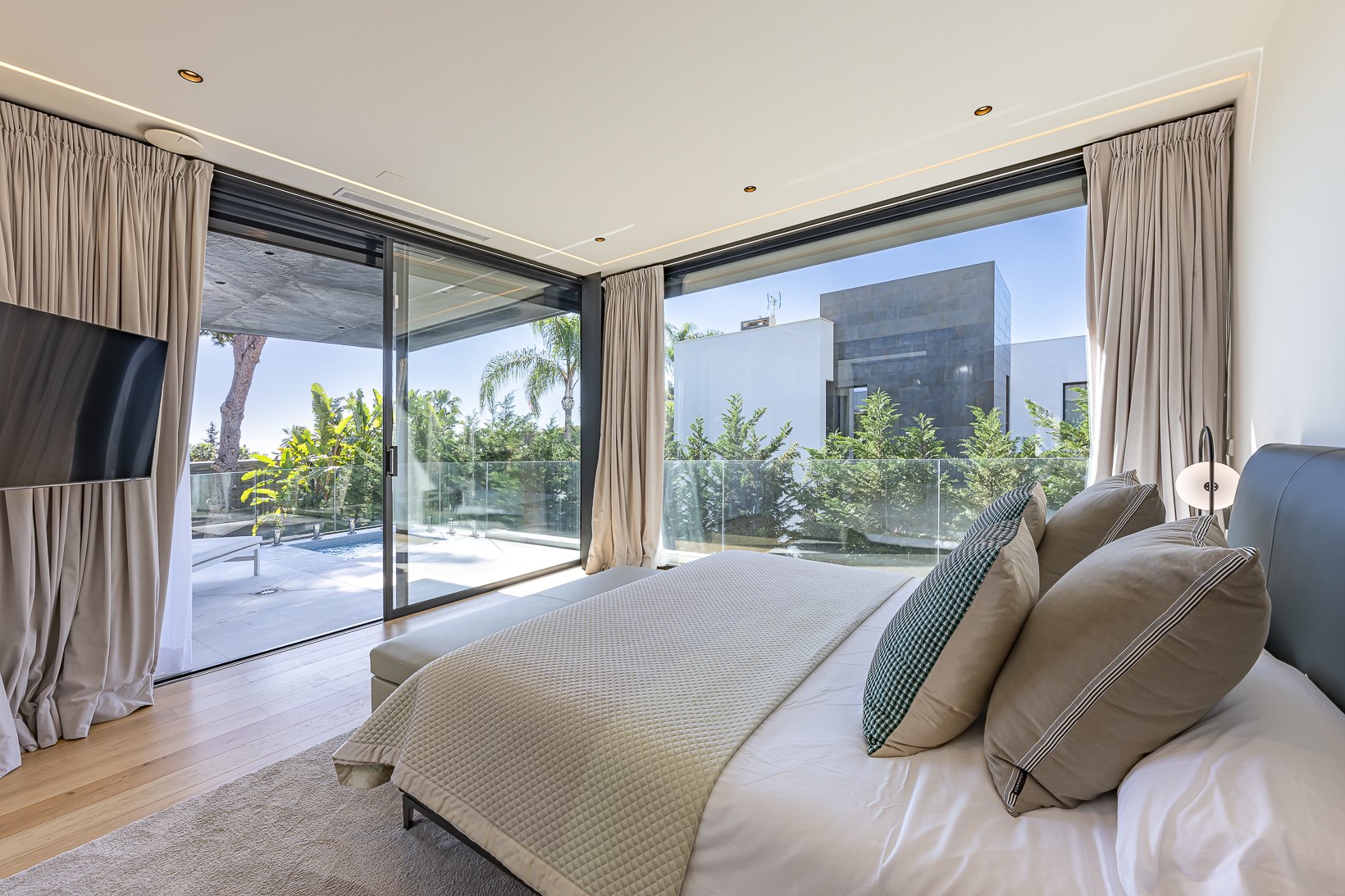 Encantadora villa de diseño contemporáneo en la Milla de Oro de Marbella