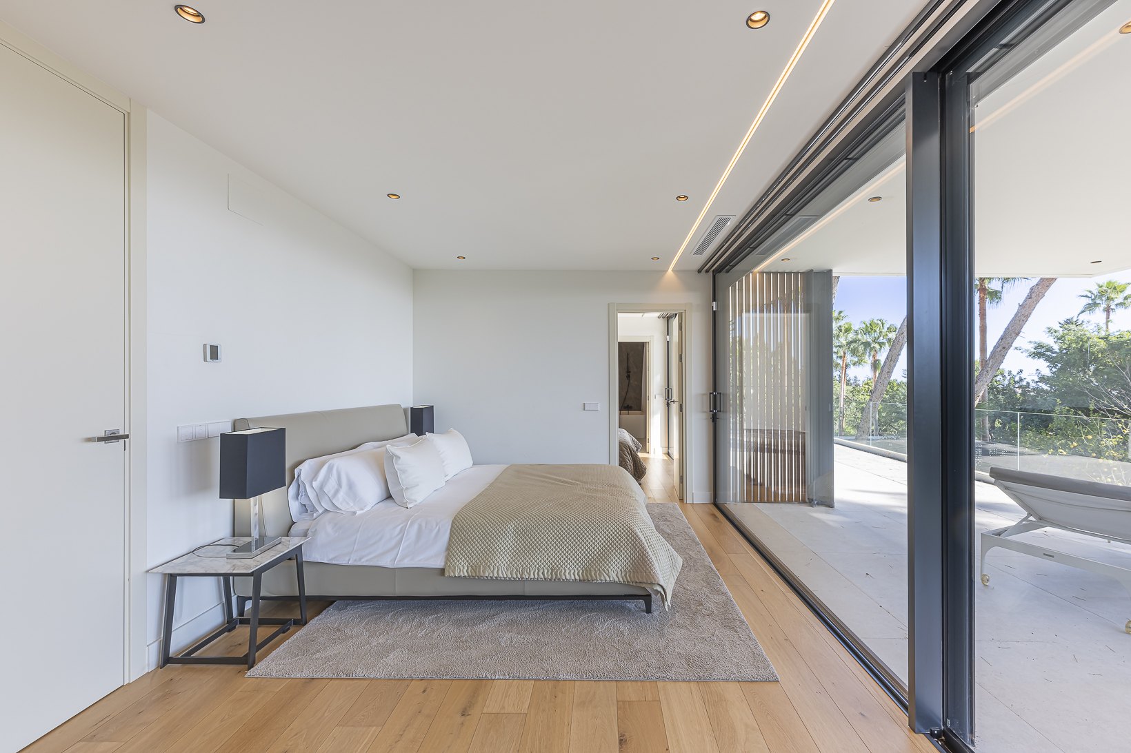 Encantadora villa de diseño contemporáneo en la Milla de Oro de Marbella