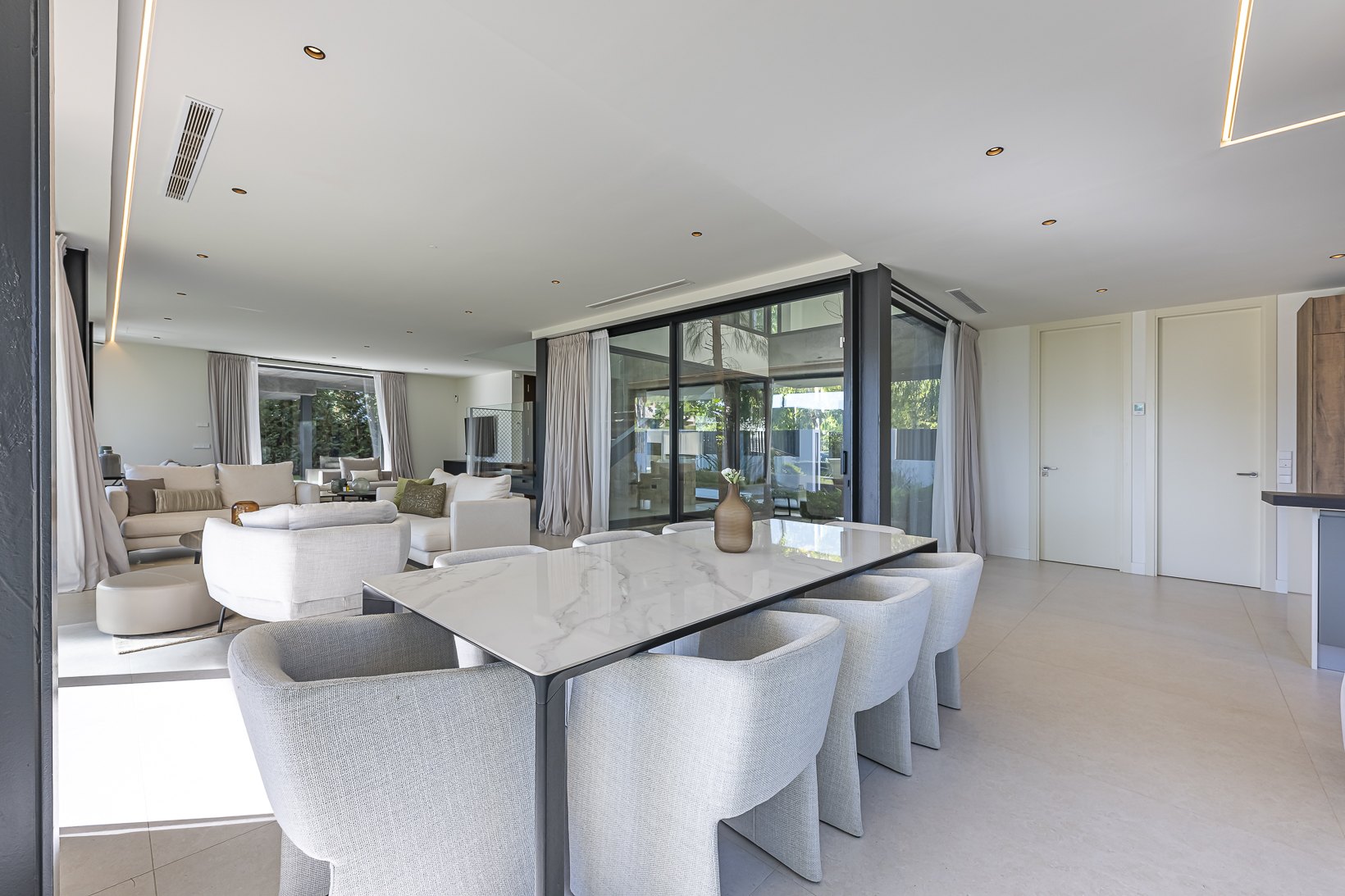 Encantadora villa de diseño contemporáneo en la Milla de Oro de Marbella