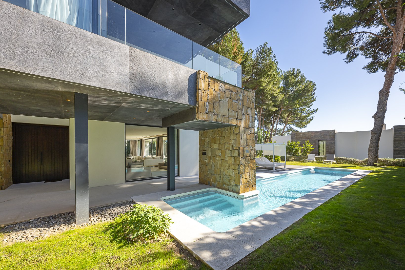 Encantadora villa de diseño contemporáneo en la Milla de Oro de Marbella