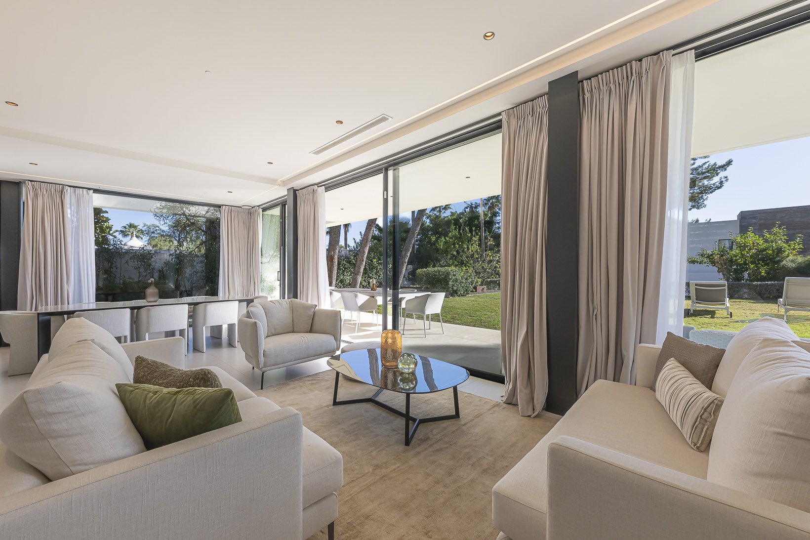 Encantadora villa de diseño contemporáneo en la Milla de Oro de Marbella
