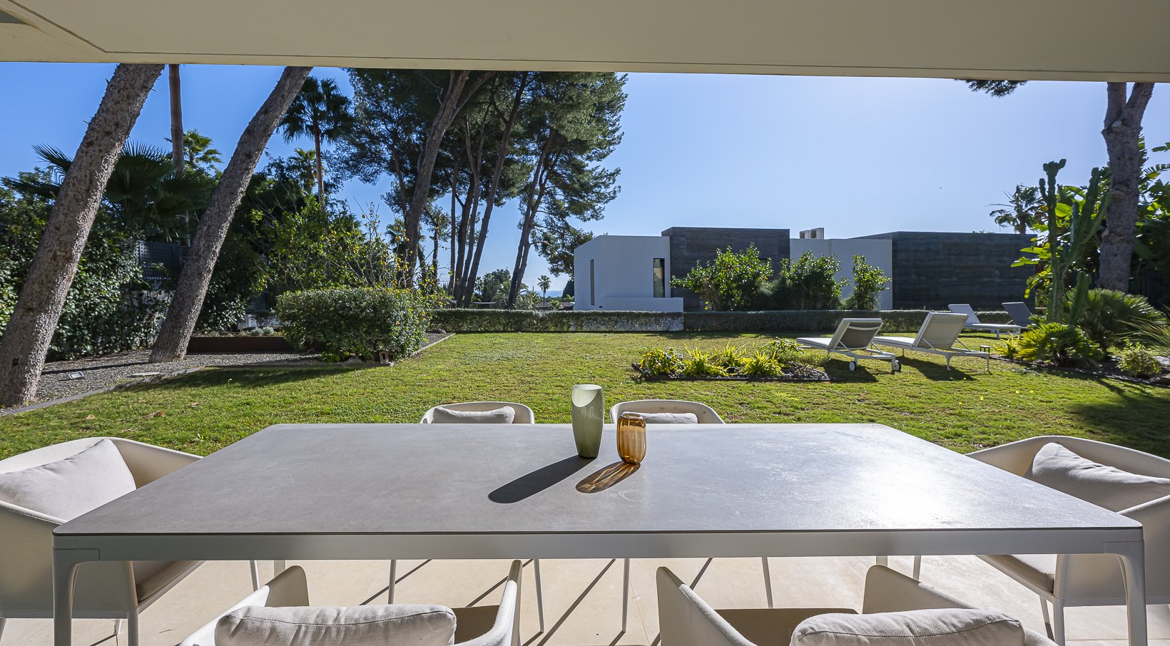 Encantadora villa de diseño contemporáneo en la Milla de Oro de Marbella