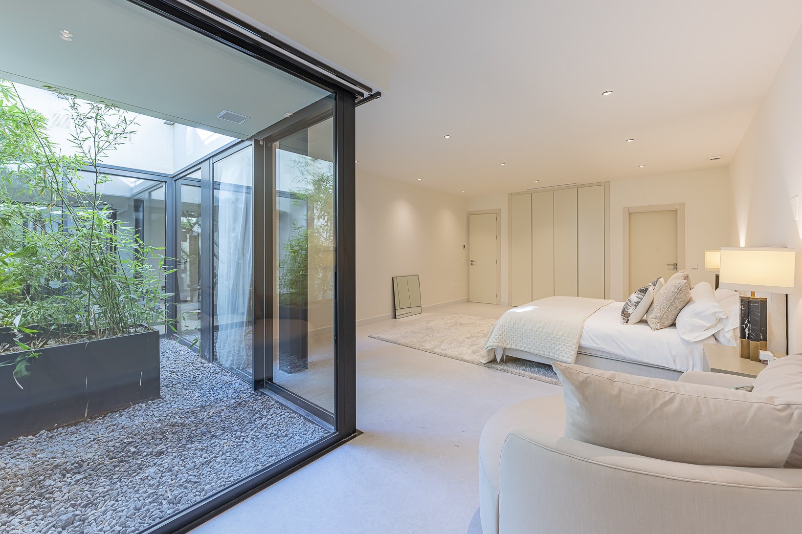 Encantadora villa de diseño contemporáneo en la Milla de Oro de Marbella