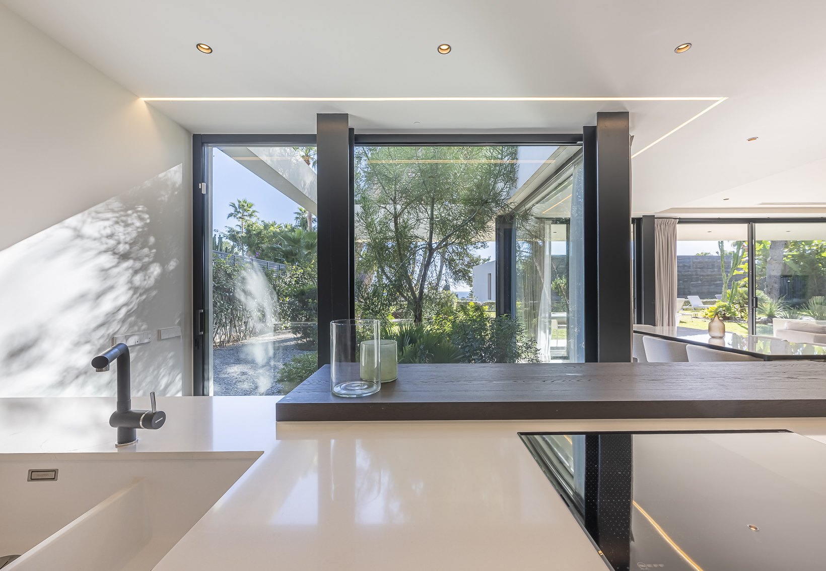 Encantadora villa de diseño contemporáneo en la Milla de Oro de Marbella