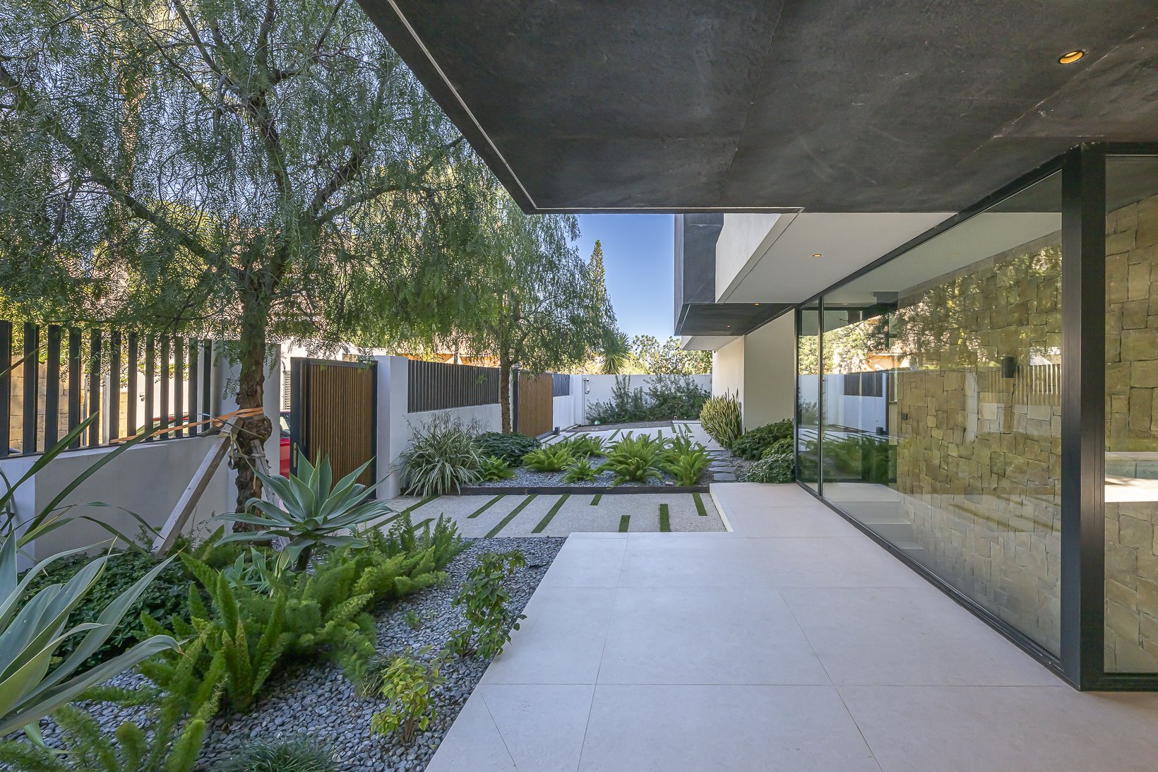 Encantadora villa de diseño contemporáneo en la Milla de Oro de Marbella