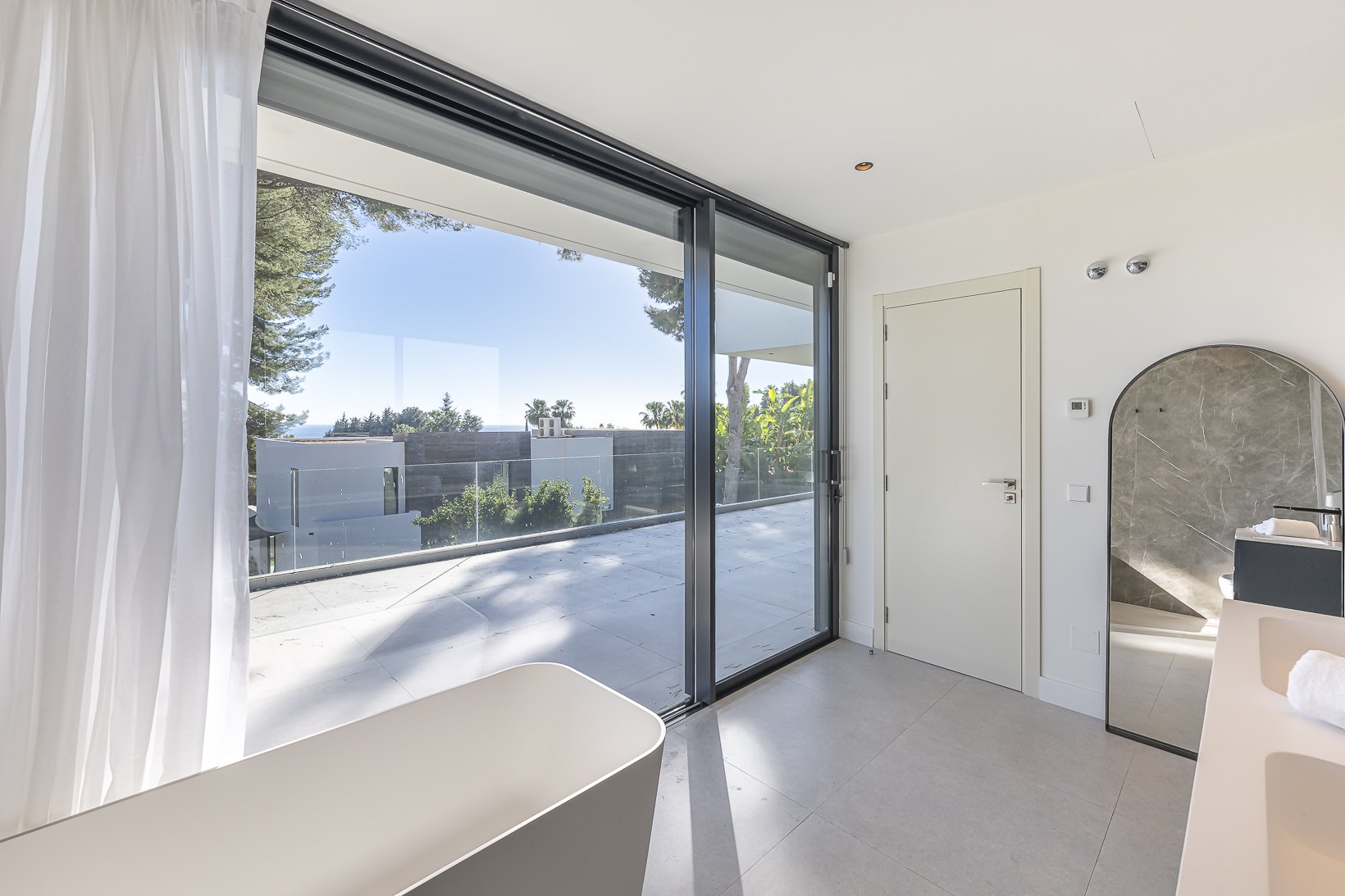 Encantadora villa de diseño contemporáneo en la Milla de Oro de Marbella