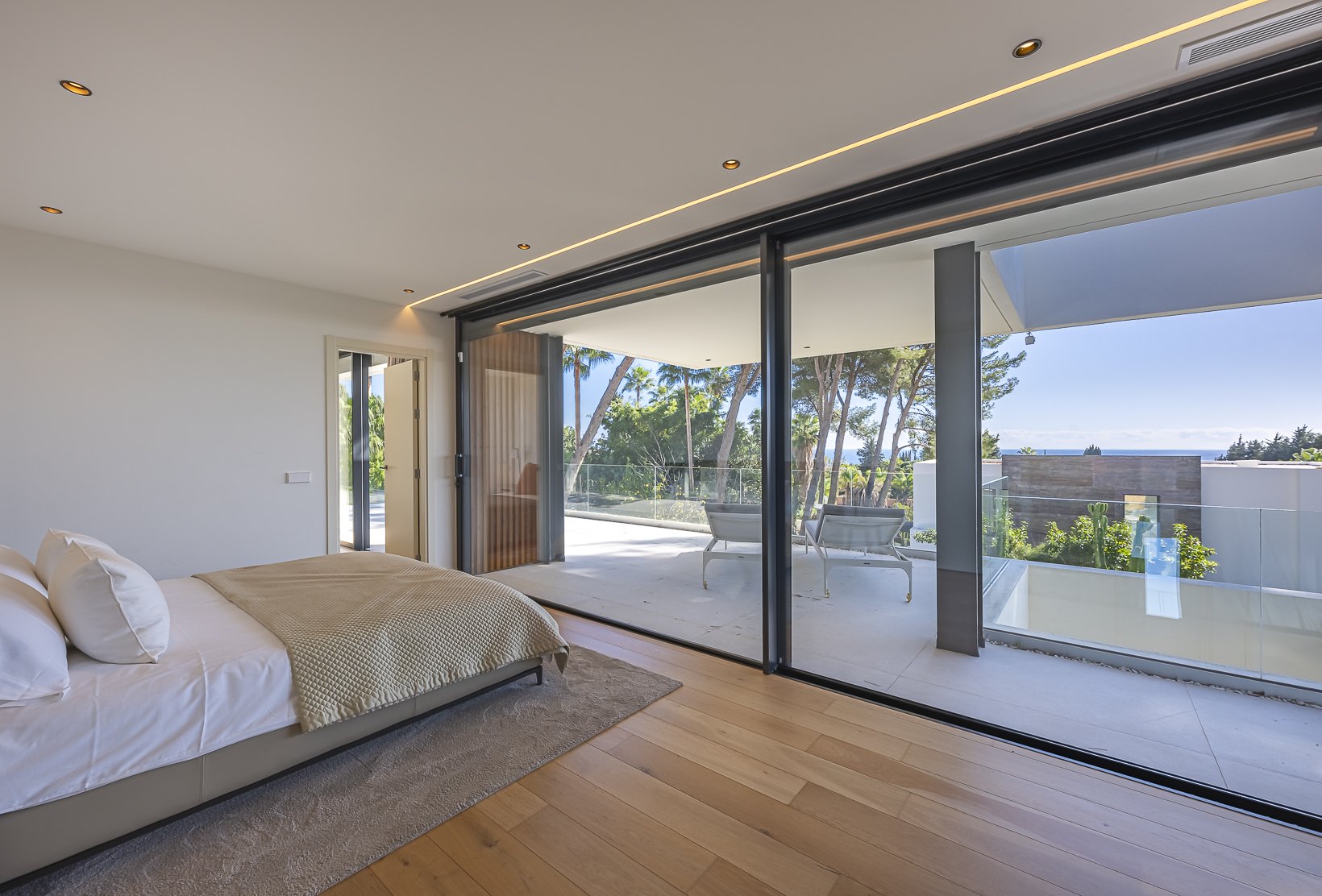 Encantadora villa de diseño contemporáneo en la Milla de Oro de Marbella