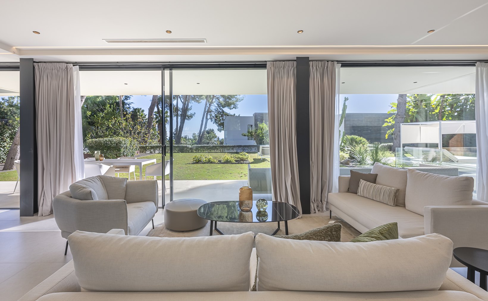 Encantadora villa de diseño contemporáneo en la Milla de Oro de Marbella