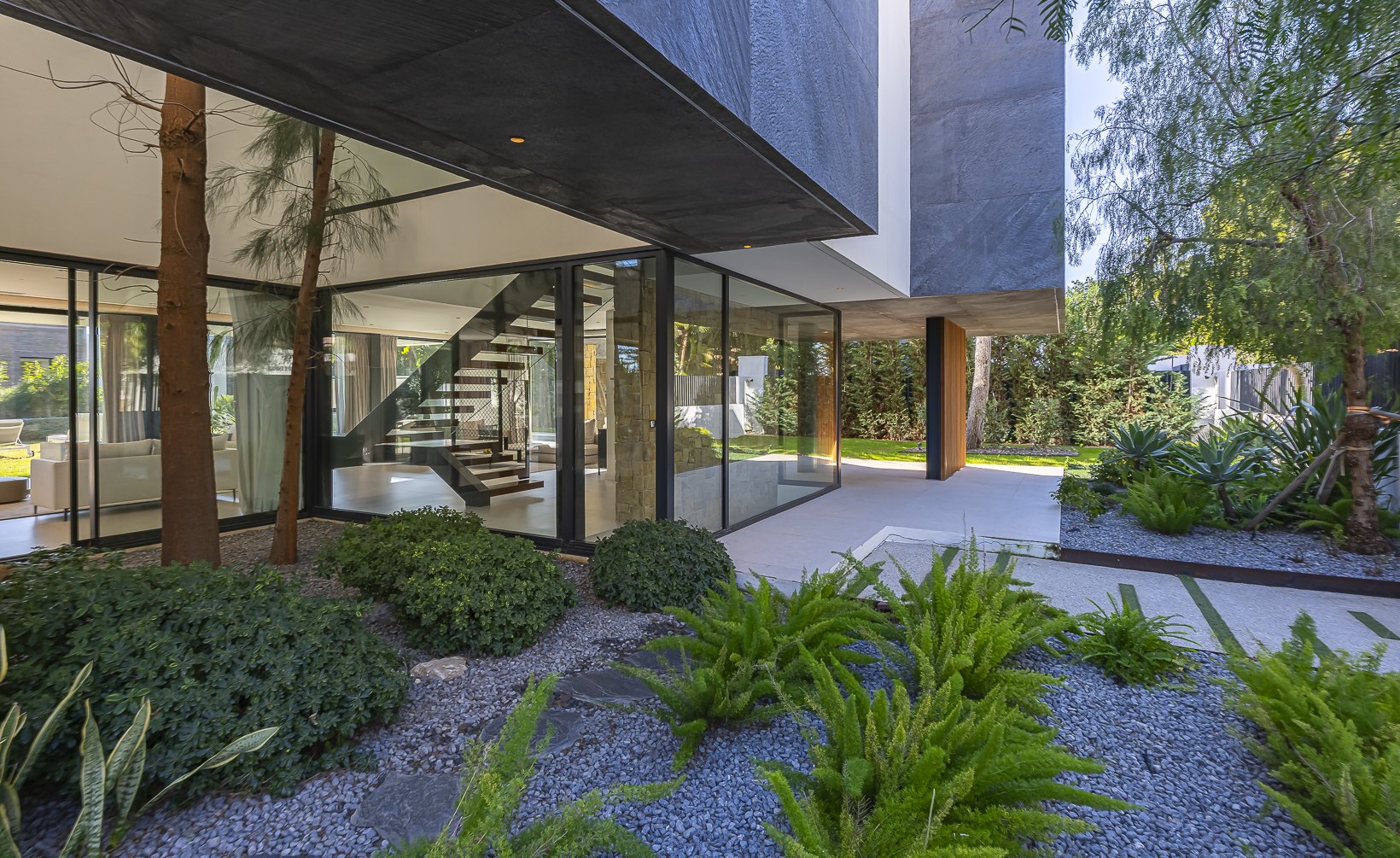 Encantadora villa de diseño contemporáneo en la Milla de Oro de Marbella