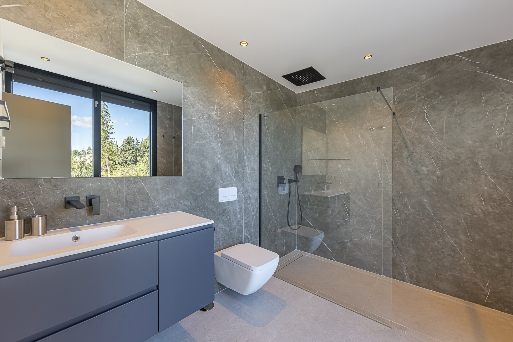 Encantadora villa de diseño contemporáneo en la Milla de Oro de Marbella