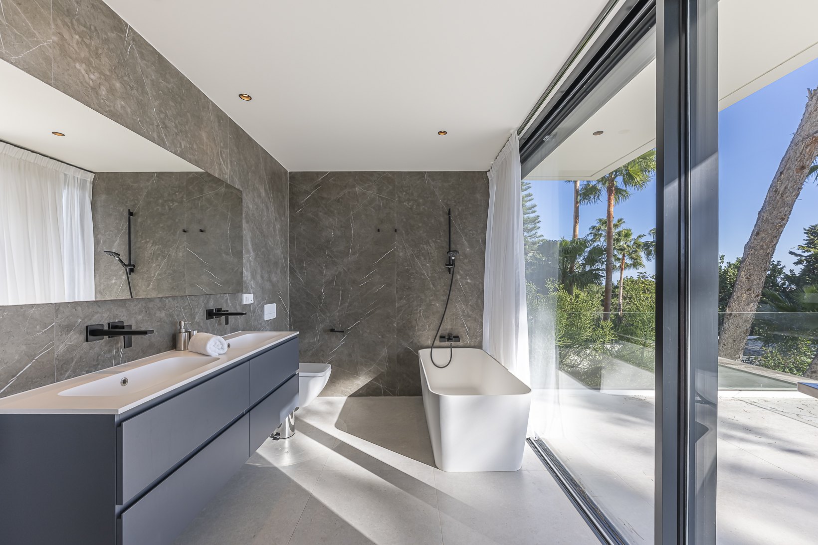 Encantadora villa de diseño contemporáneo en la Milla de Oro de Marbella