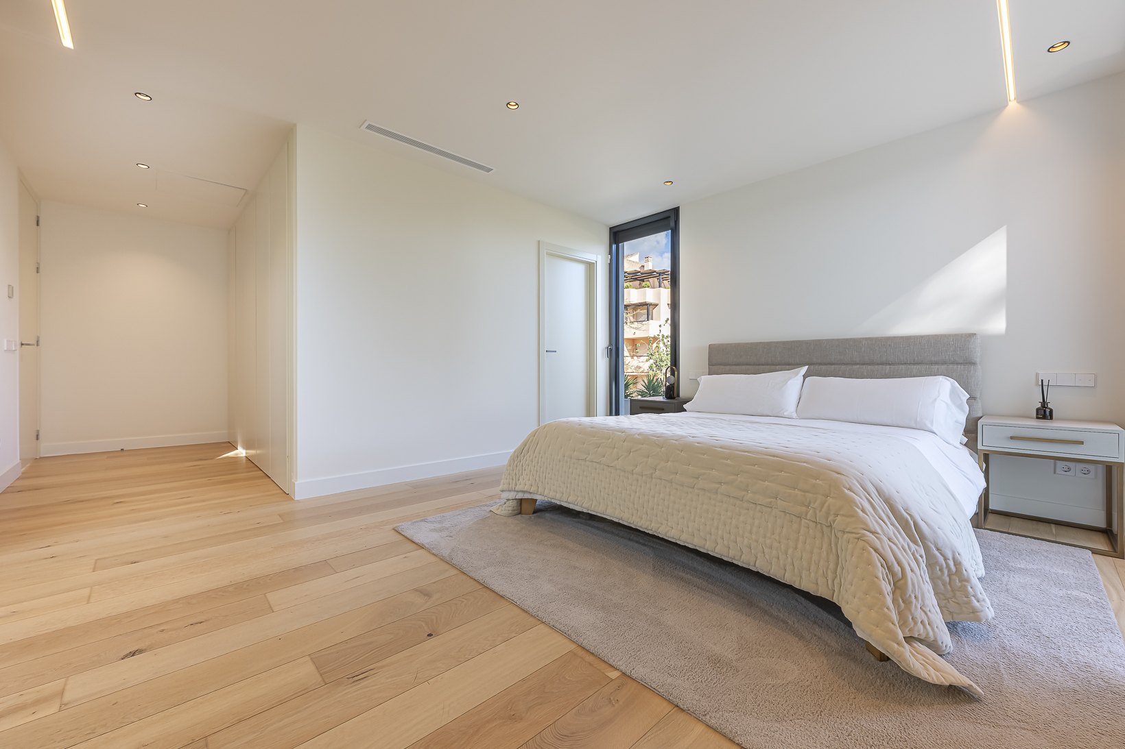 Encantadora villa de diseño contemporáneo en la Milla de Oro de Marbella