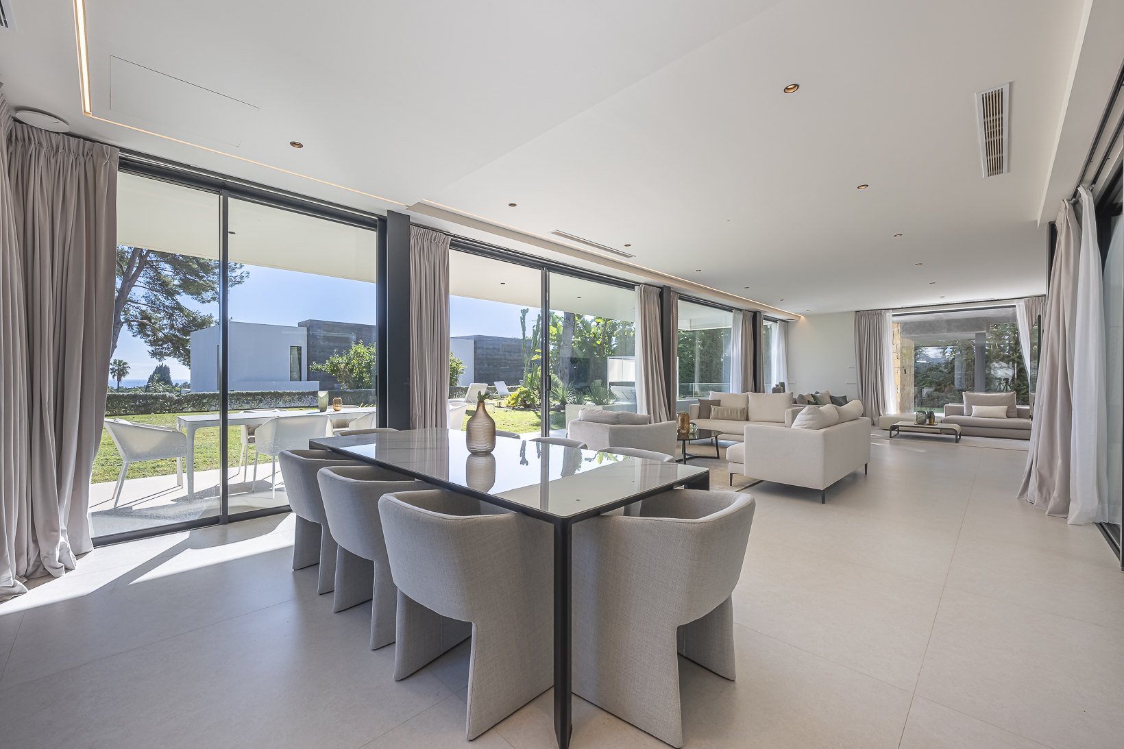 Encantadora villa de diseño contemporáneo en la Milla de Oro de Marbella