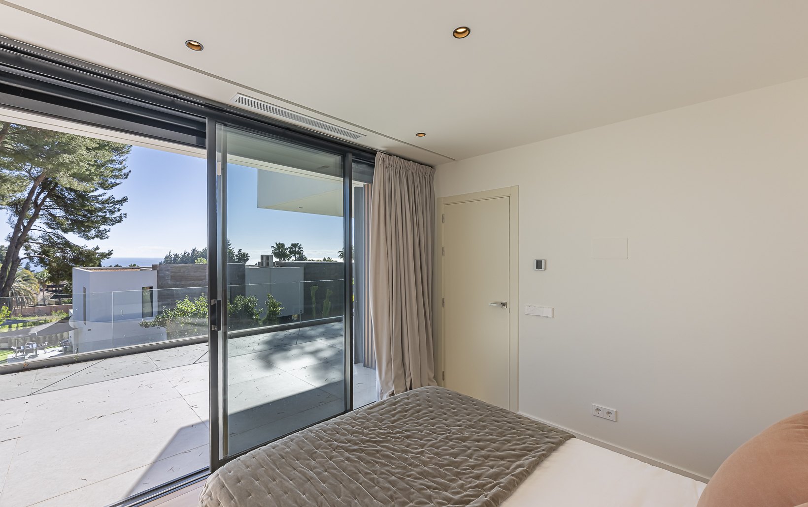 Encantadora villa de diseño contemporáneo en la Milla de Oro de Marbella