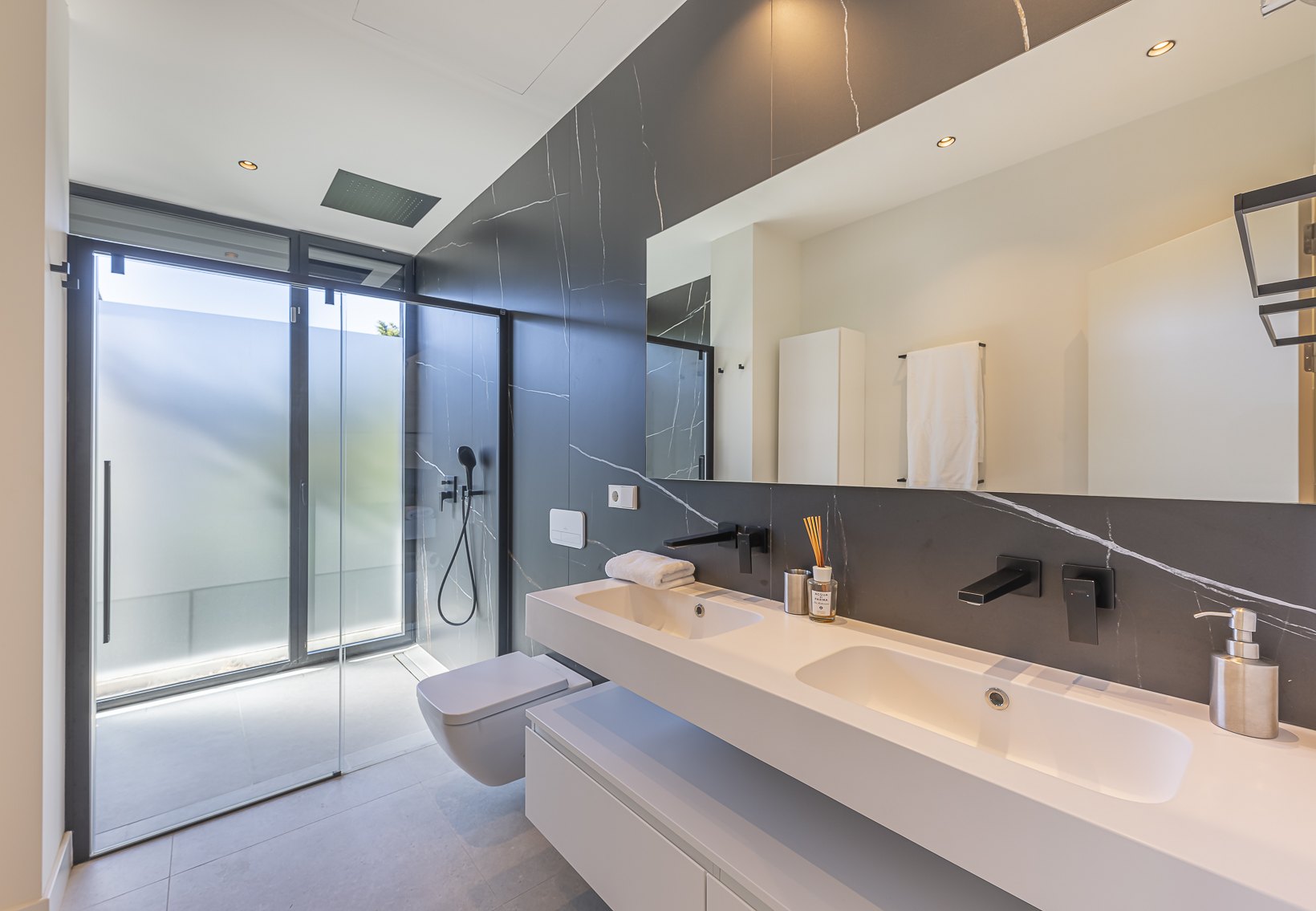 Encantadora villa de diseño contemporáneo en la Milla de Oro de Marbella