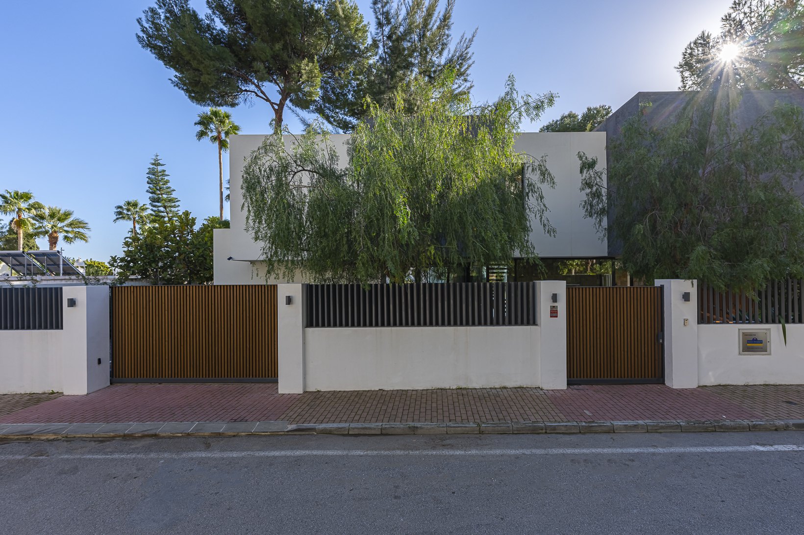 Encantadora villa de diseño contemporáneo en la Milla de Oro de Marbella