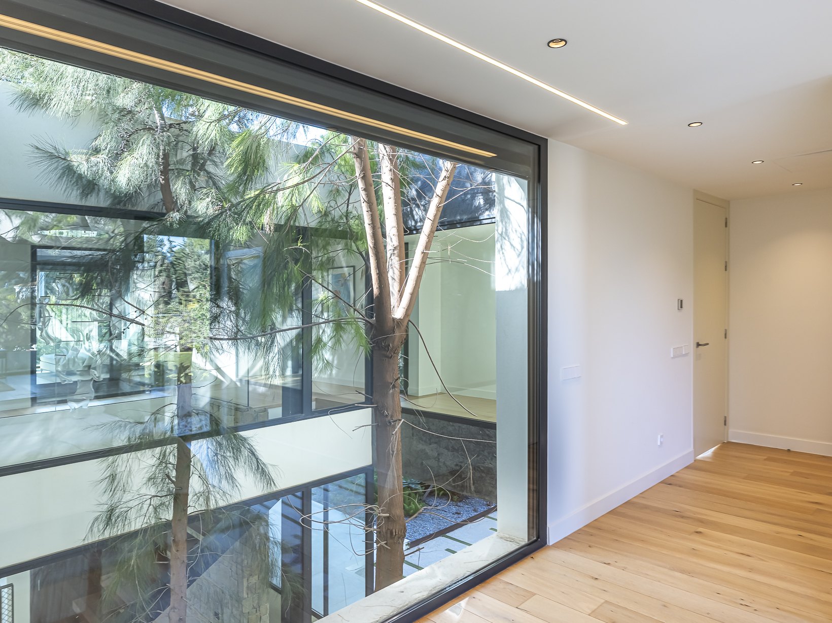 Encantadora villa de diseño contemporáneo en la Milla de Oro de Marbella