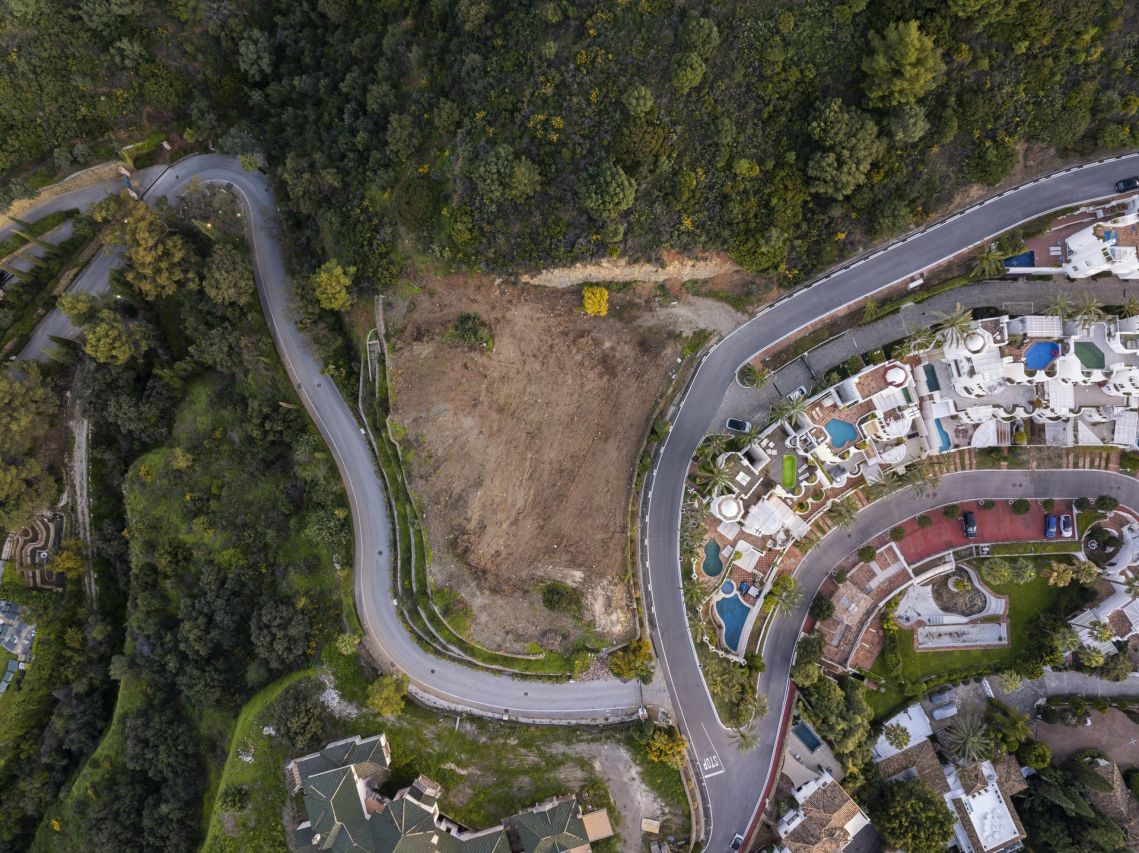 Marbella PGOM 2026 plot example: overhead aerial view of the 3,895 square metre Marbella Hill Club plot VN032910 and surrounding roads