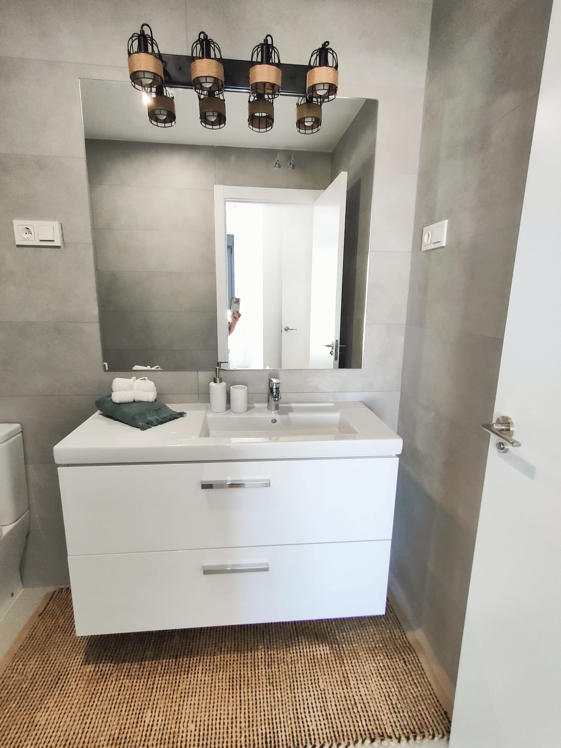 Penthouse in a central tower with impressive urban views, close to Málaga city centre