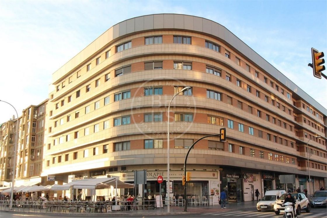 Apartamento de 2 dormitorios en un innovador complejo sobre plano con vistas panorámicas a la ciudad de Málaga y la costa