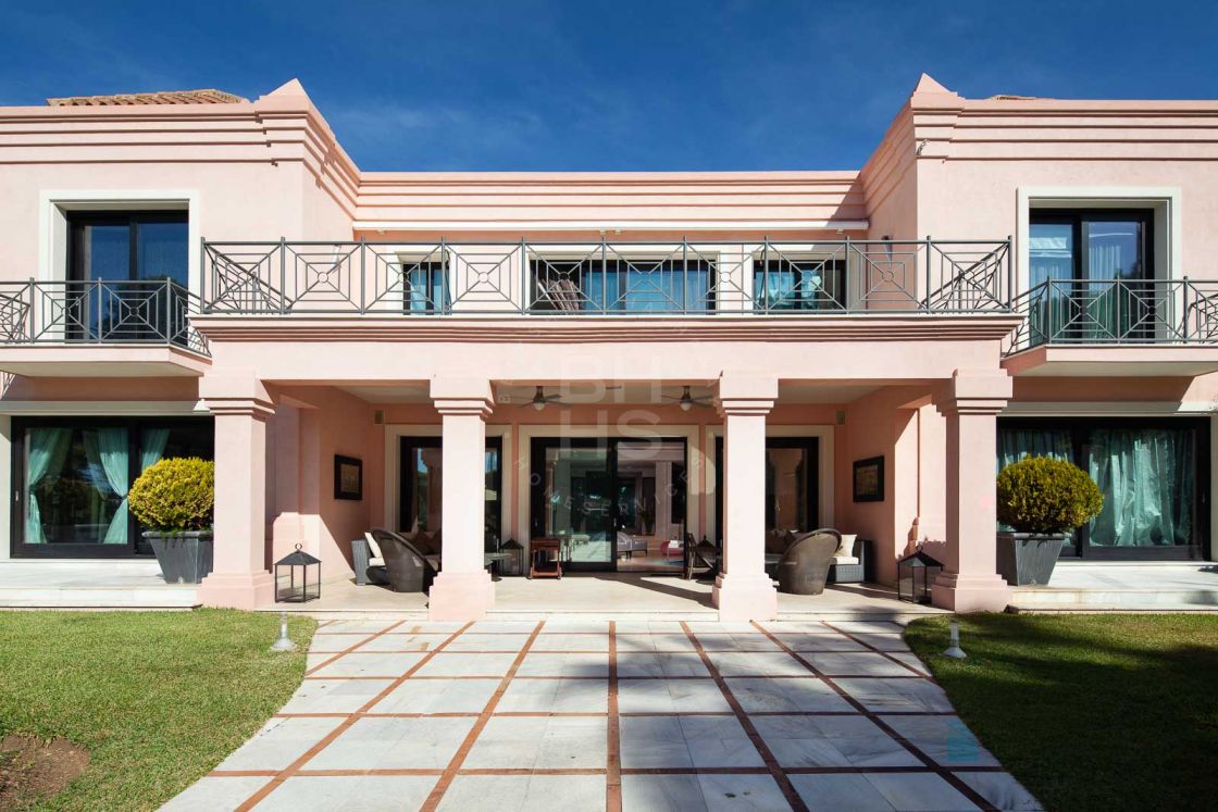 Stunning second-line beach villa in Paraíso Barronal, Estepona